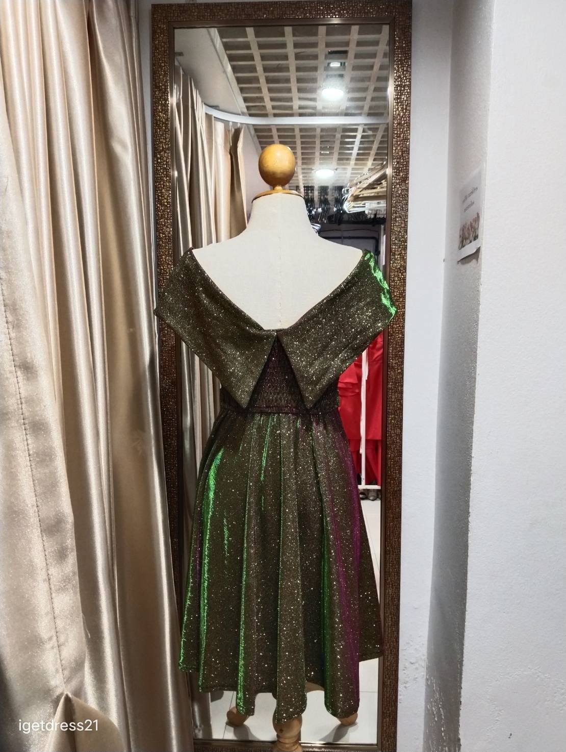 (PRE-LOVED) ราตรีสั้นกลิตเตอร์ปาดไหล่สม็อคหลัง F มือ2