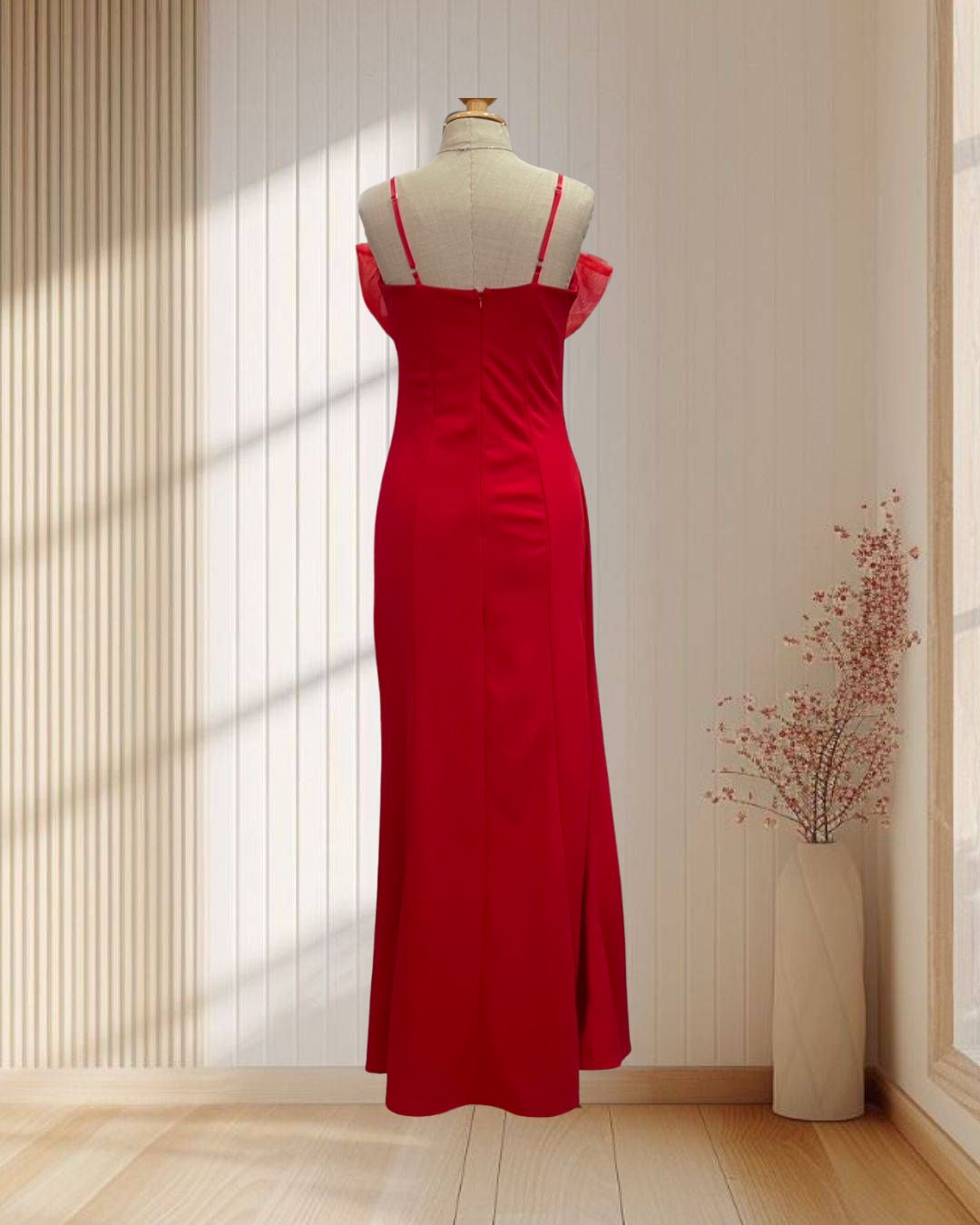 (PRE-LOVED) ราตรียาวสีแดง สายเดี่ยว แต่งอกโบว์ผ้าแก้ว ผ้ารัดรูป ไซ์ M