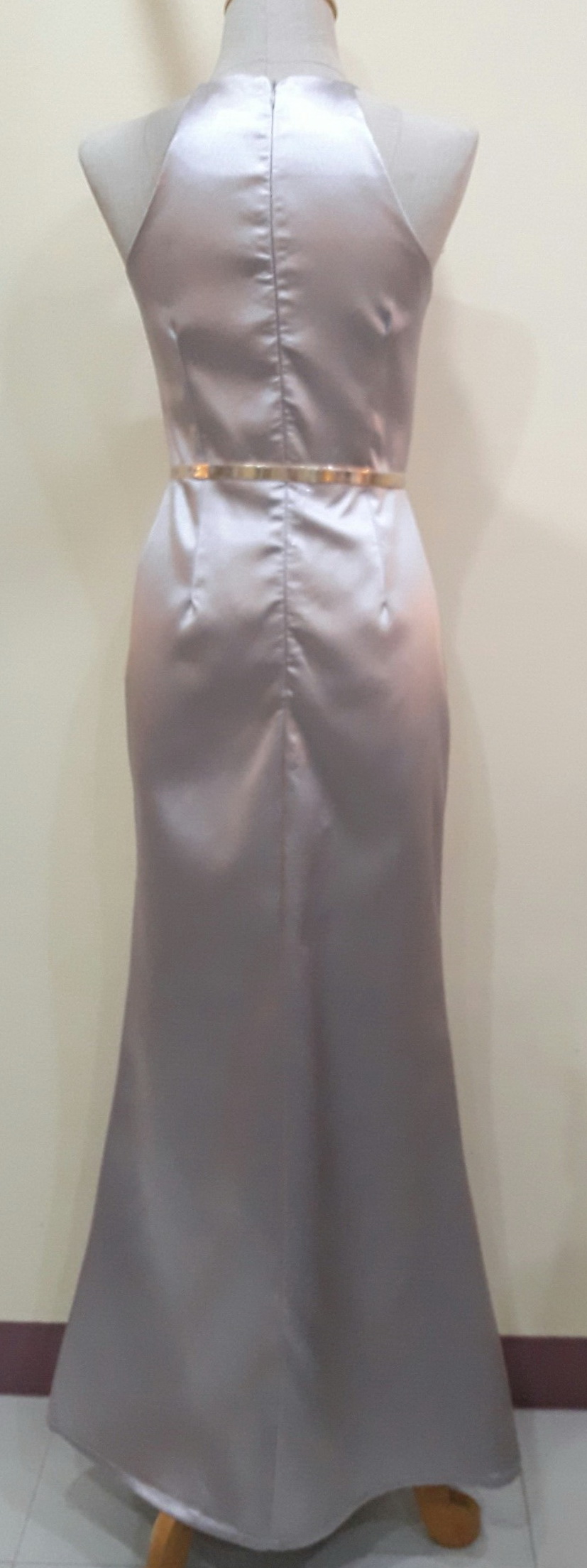 (PRE-LOVED) ชุดราตรียาวสีเทาเปิดไหล่ผ้าเงา (S)