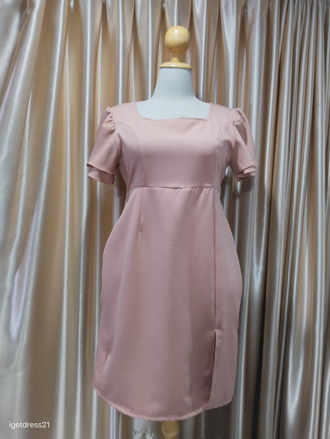 (PRE-LOVED) เดรสสั้นออกงานแขนสั้นบาร์บี้อกเรียบแขนจีบสีน้ำตาล 3XL