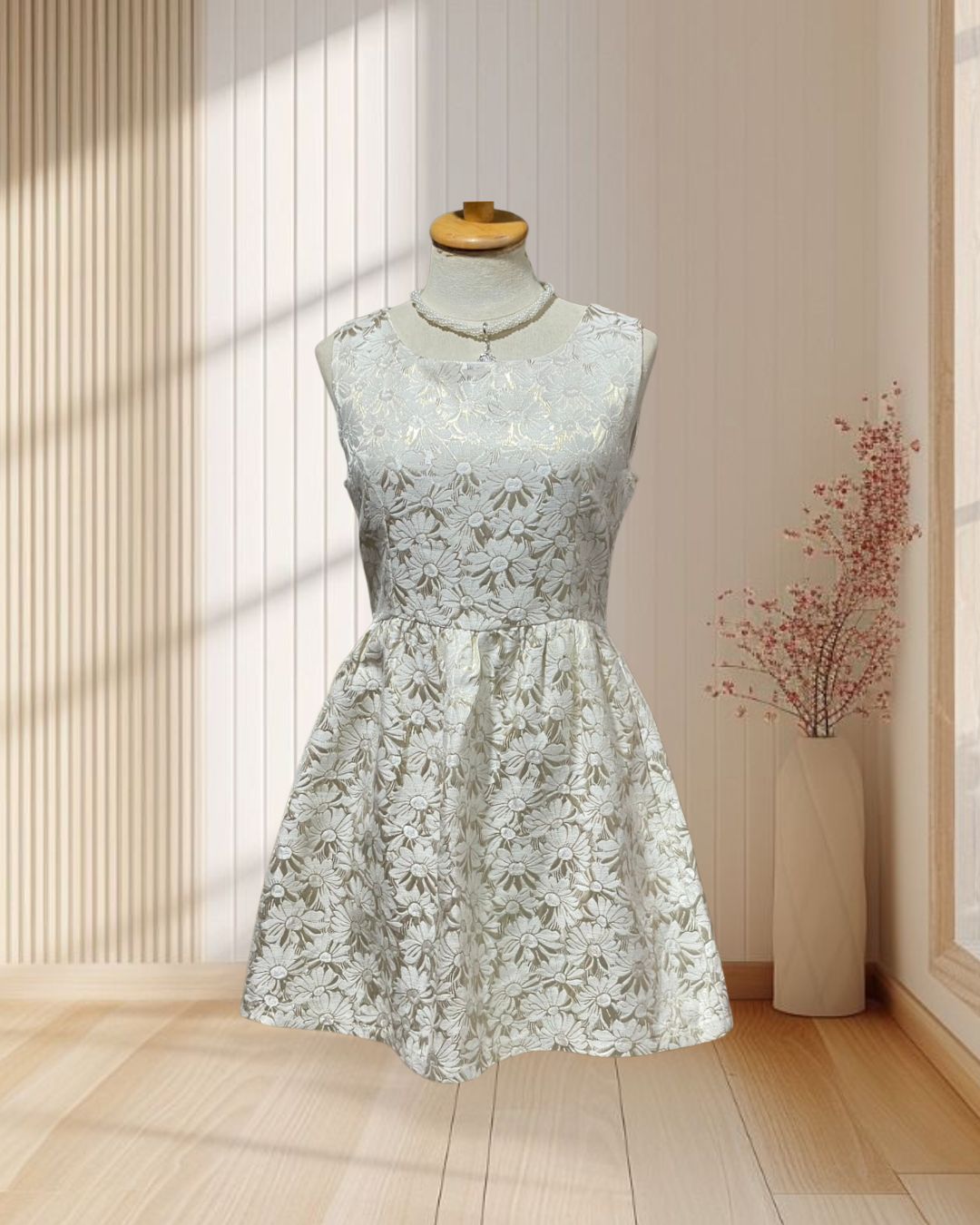 (PRE-LOVED) ราตรีสั้นสีครีมทอง แขนกุด พิมพ์ลายดอกไม้ ไซส์ S