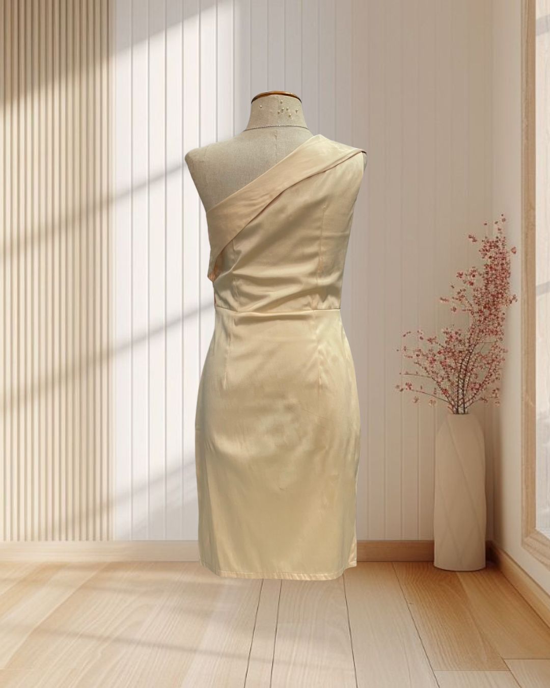 (PRE-LOVED) ราตรีสั้นสีครีม บ่าเฉียง ไซส์ S