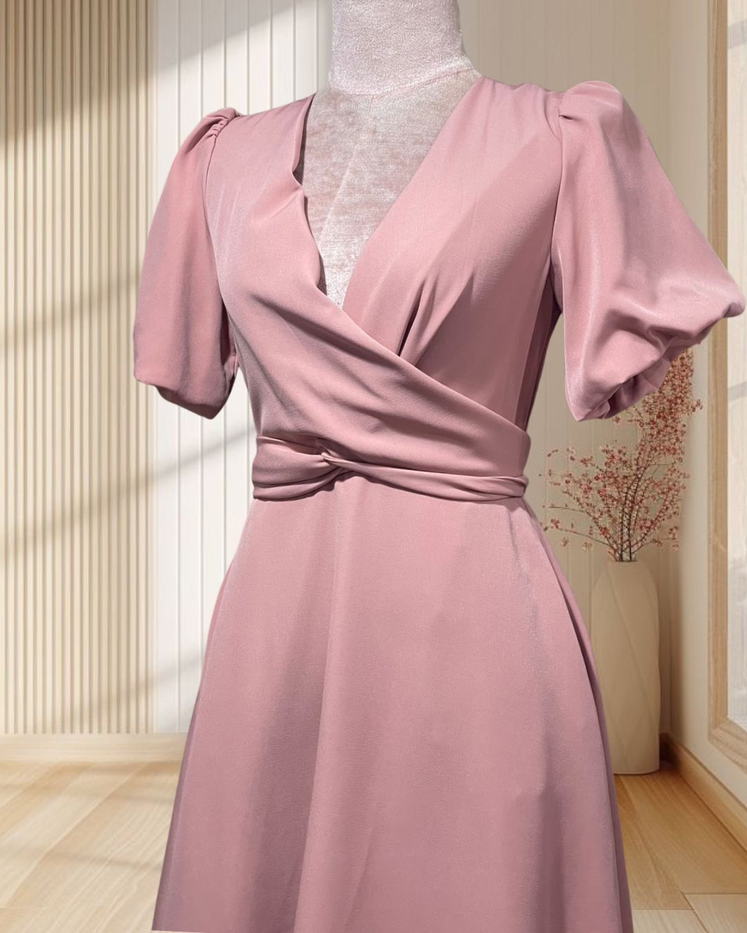 (PRE-LOVED) ราตรีสั้นสีชมพู แขนบอลลูน ไขว้หน้าผูกโบว์ด้านหลัง ไซส์ S