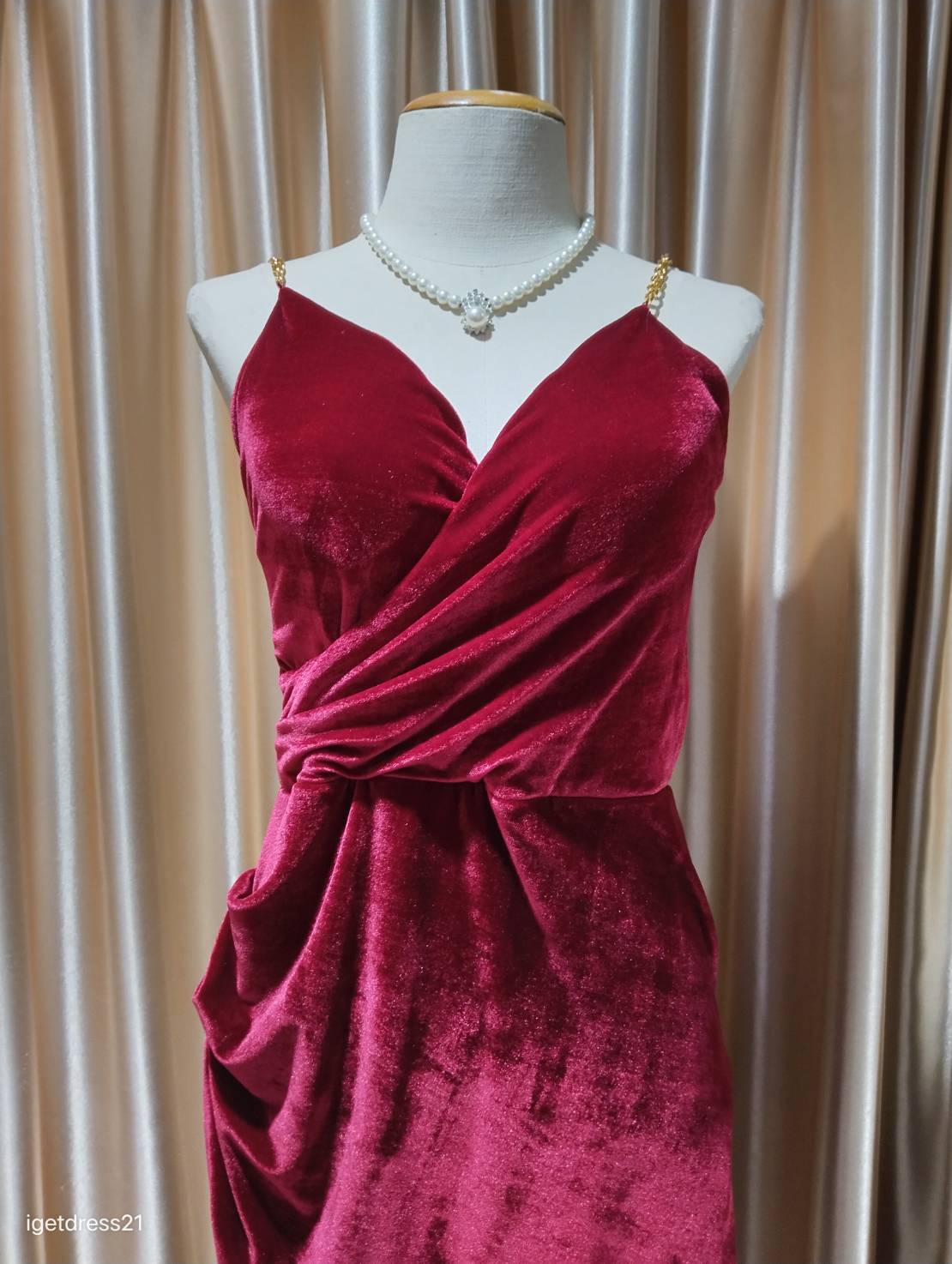 (PRE-LOVED) ราตรีสั้นสีแดงกำมะหยี่สายโซ่ทองคอวี S