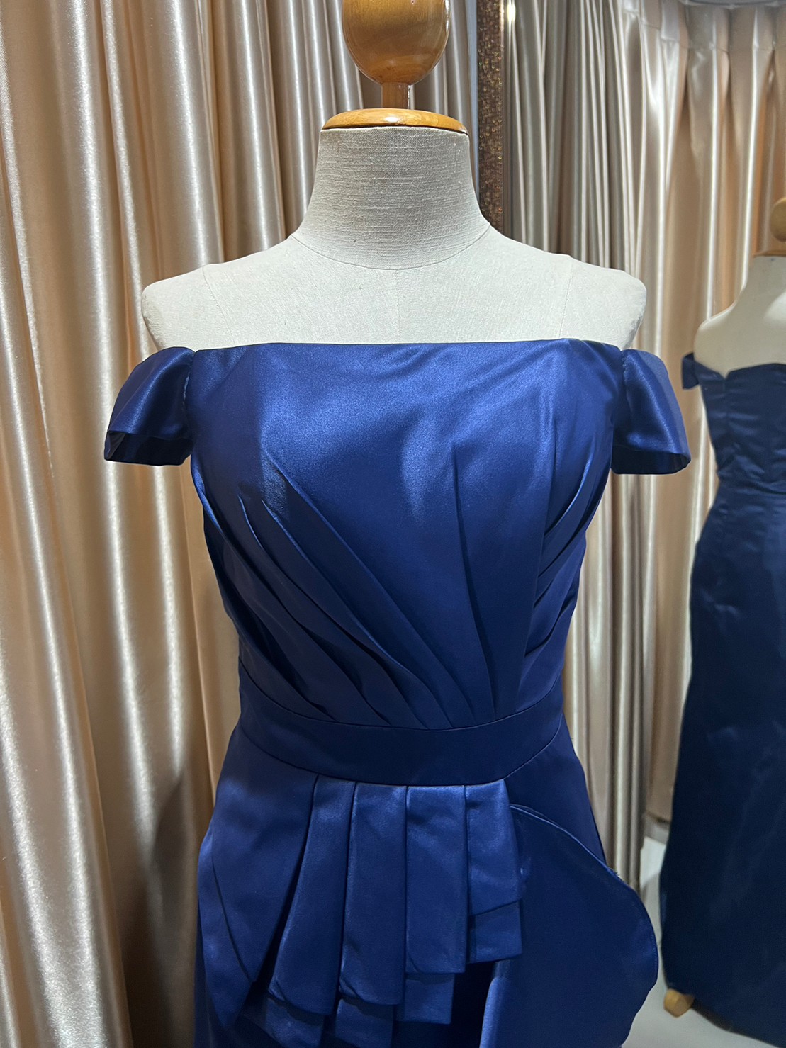 (PRE-LOVED) ราตรียาวปาดไหล่เอวระบาย M