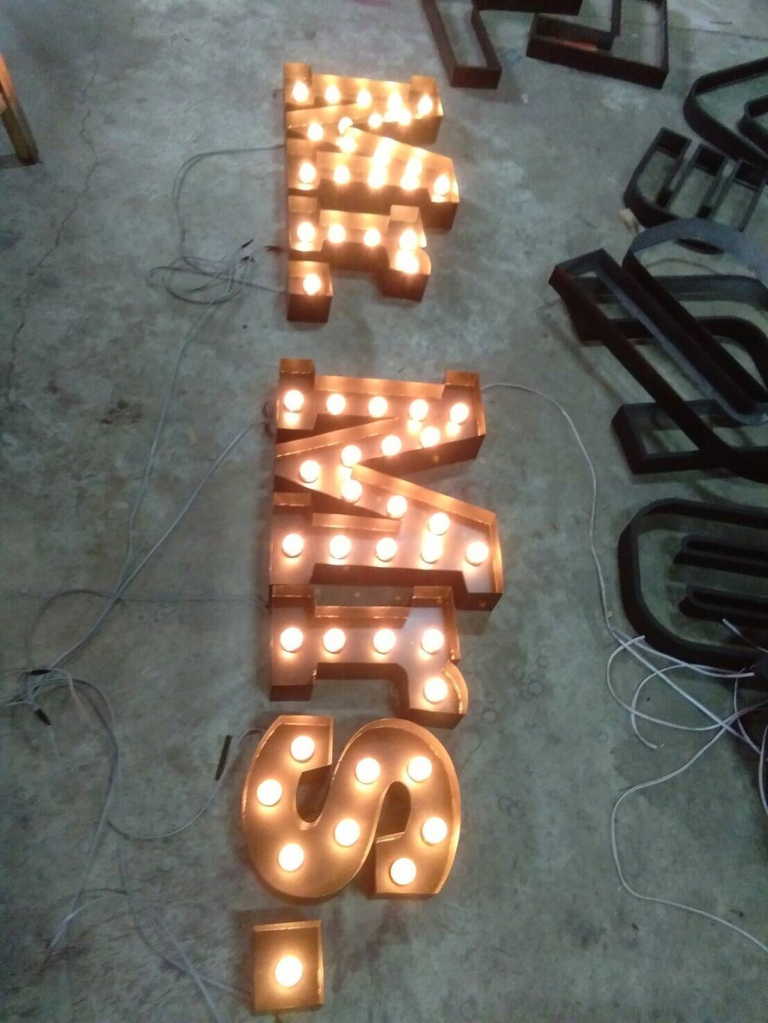 อักษรไฟปิงปอง Mr.-Mrs.