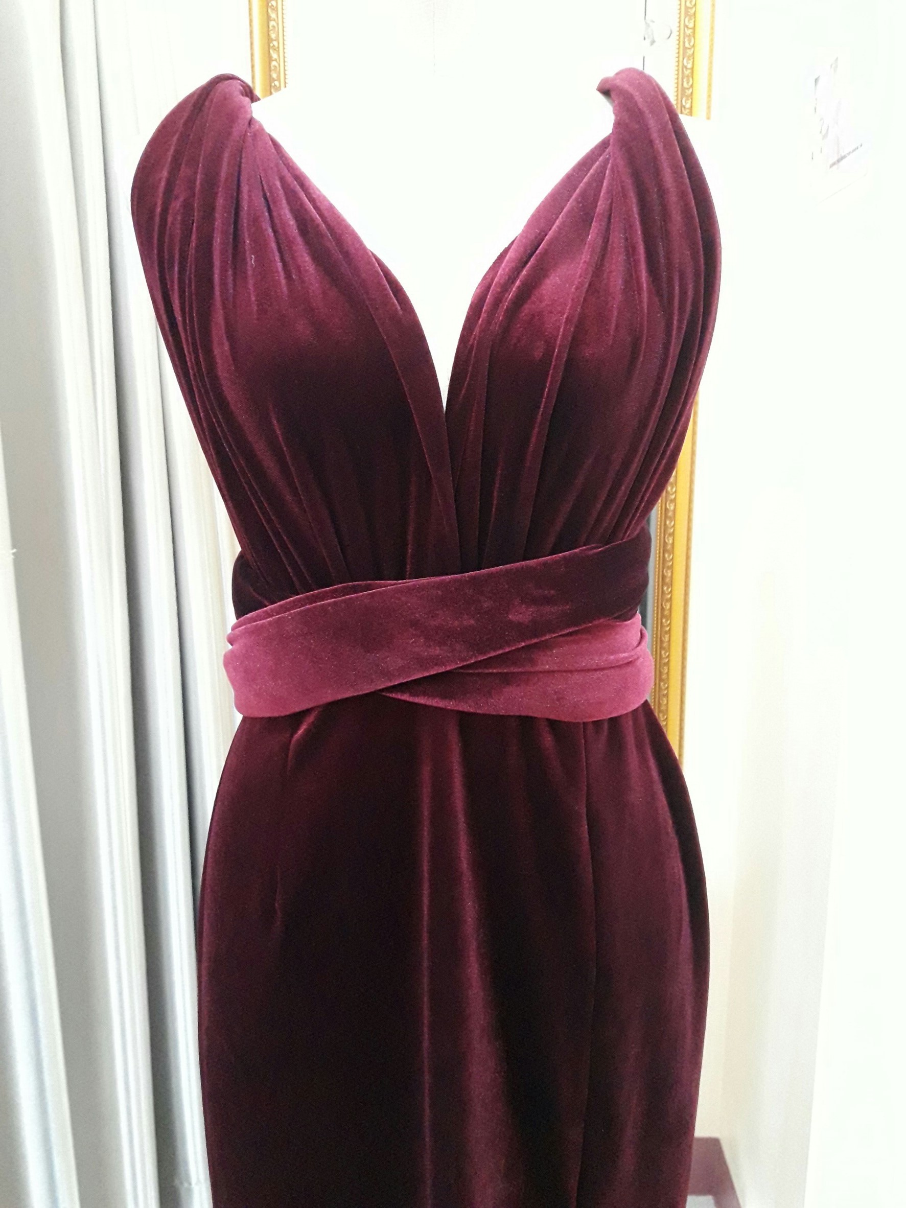 (PRE-LOVED) ชุดราตรียาวสีเเดงผ้ากำมะหยี่ รุ่นinfinity (M)