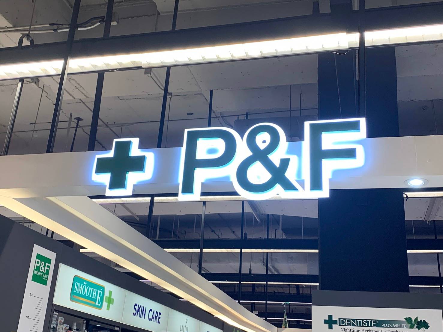 ป้ายไฟออกหลัง ป้ายไฟร้านขายยา +P&F