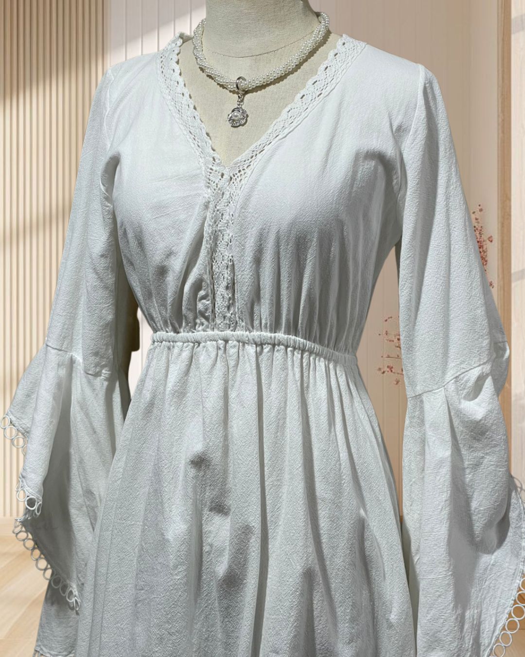 (PRE-LOVED) เดรสยาวสีขาว แขนยาว ปลายแขนกรุยกราย คอวีแต่งลูกไม้ จั๊มพ์เอว ไซส์ S