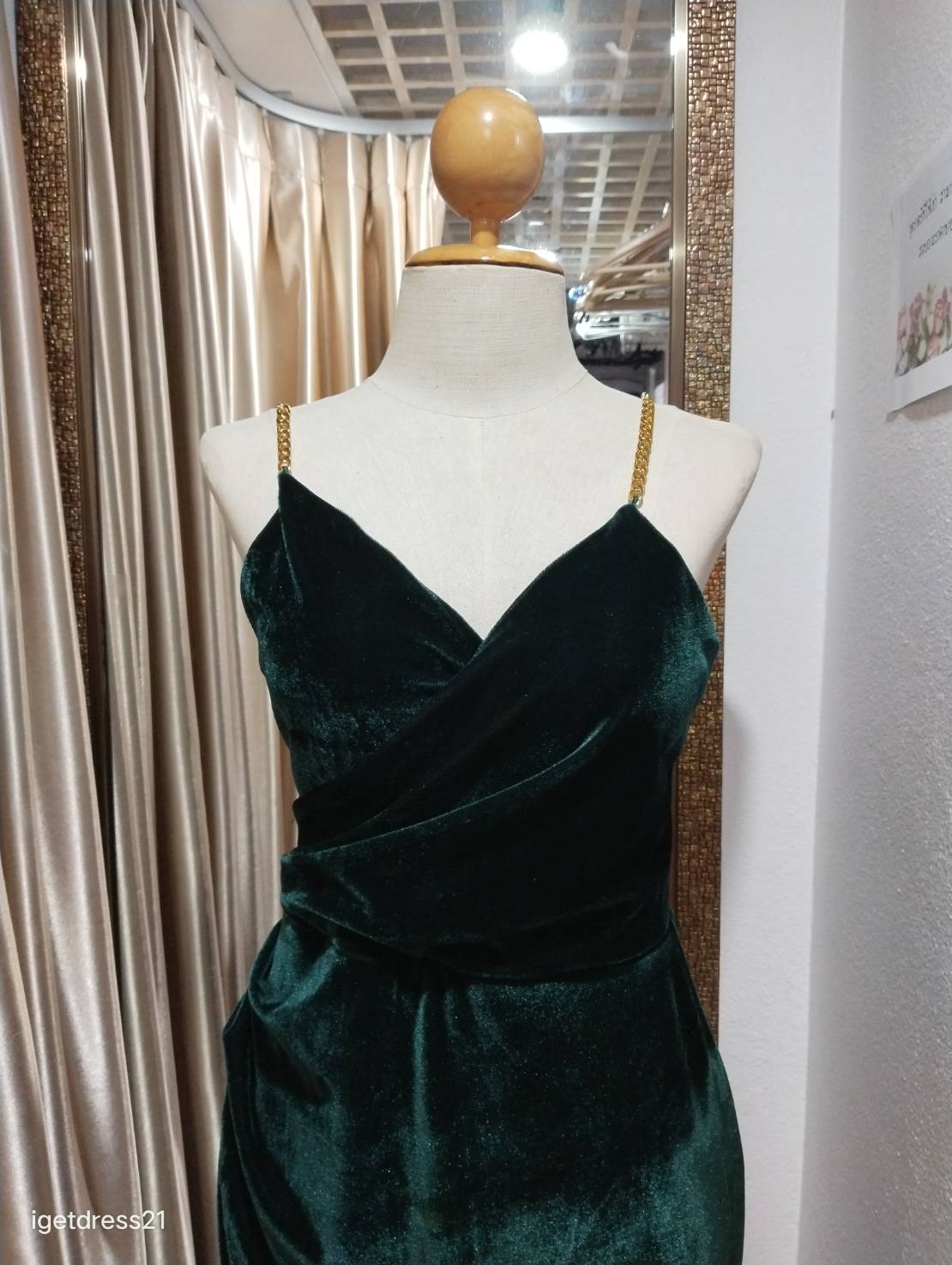 (PRE-LOVED) ราตรีสั้นสีเขียวกำมะหยี่สายโซ่ทองคอวี S