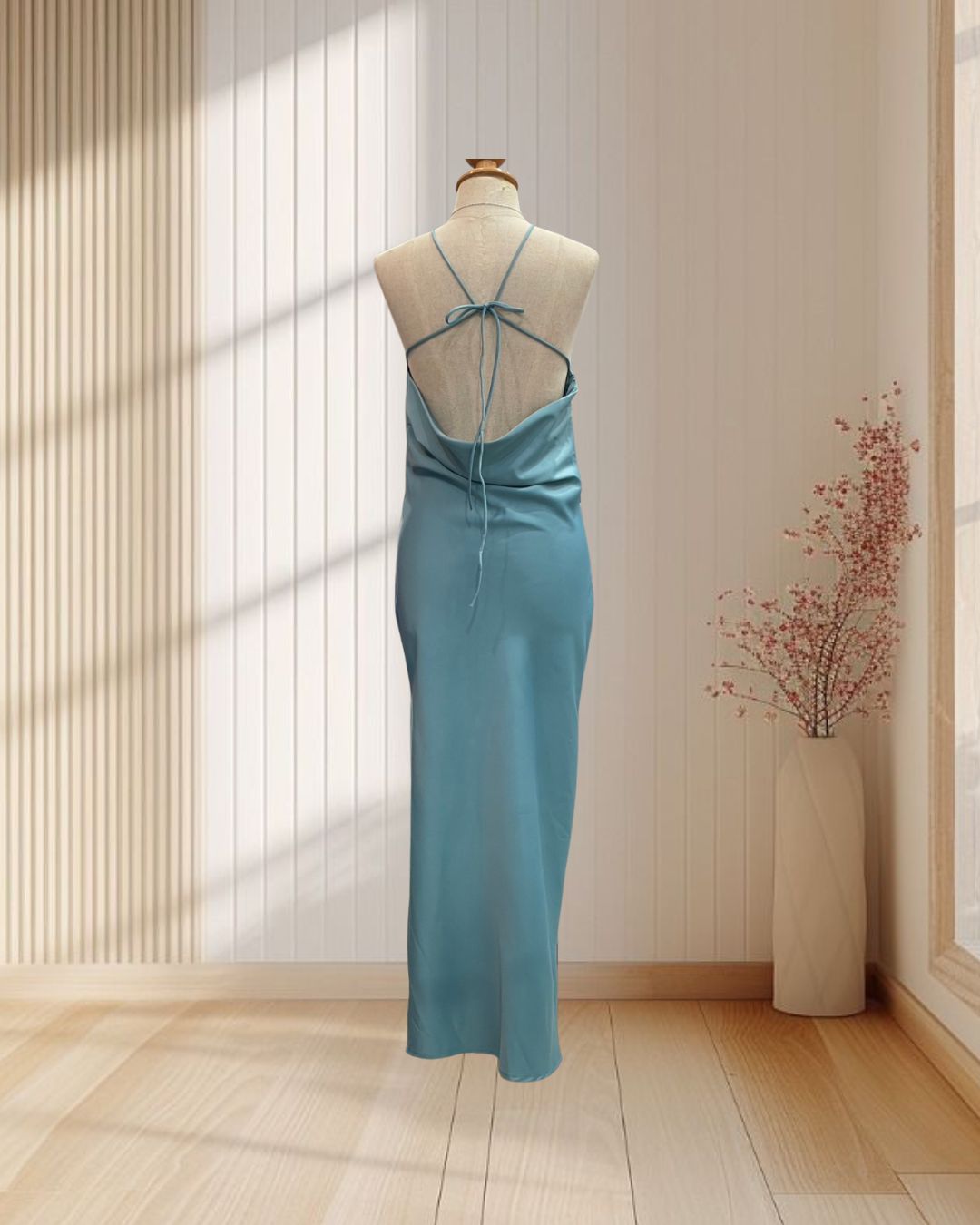 (PRE-LOVED) เดรสยาวสีเขียวมิ้นท์ สายเดี่ยวคล้องคอ โชว์หลัง ถ่วงหลังแบบเซ็กซี่ ไซส์ M