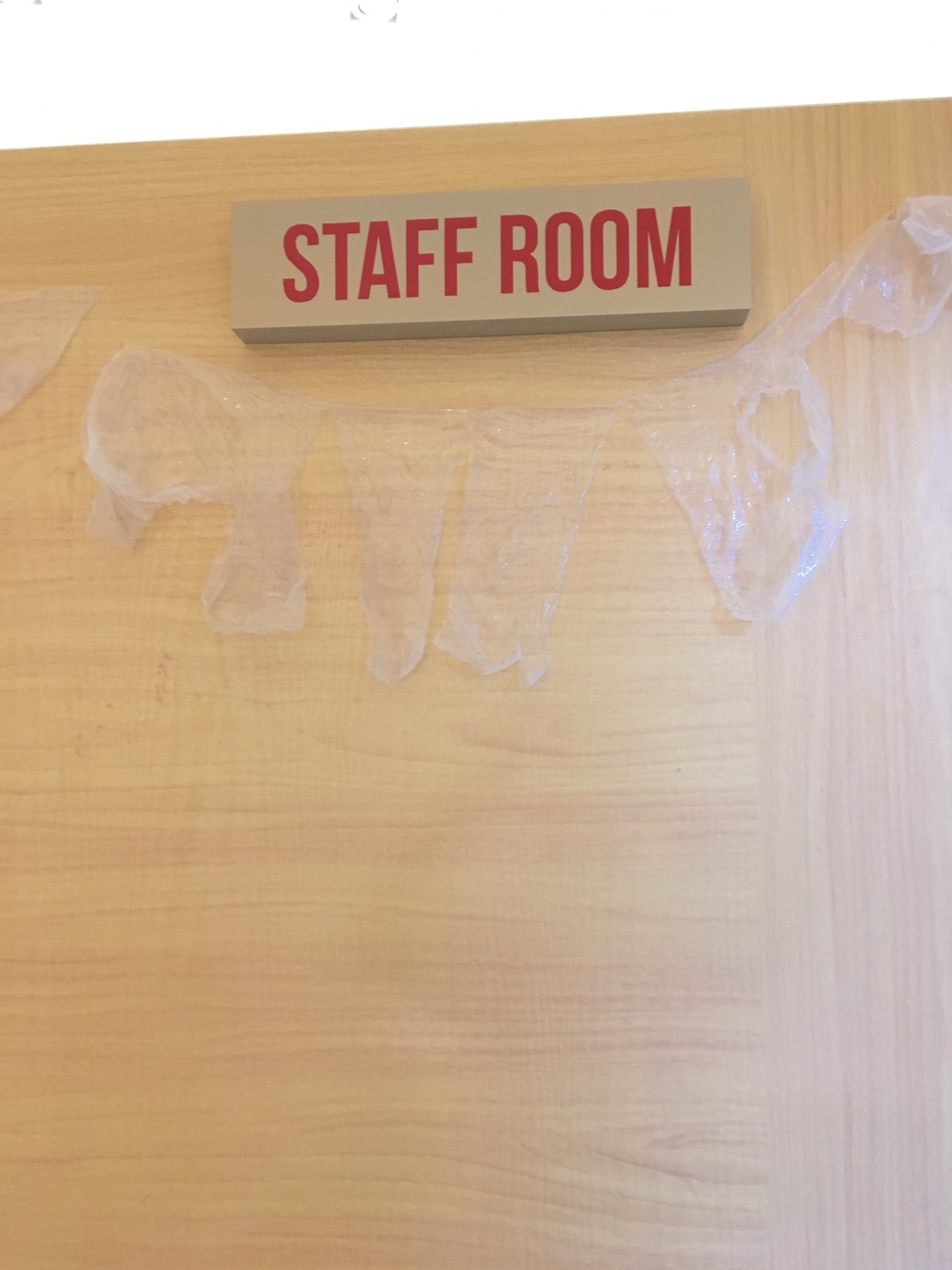 ป้ายโลหะซิงห์ ติดชื่อห้อง พ่นสีอุตสาหกรรม + สติ๊เกอร์ไดคัท #STAFFROOM