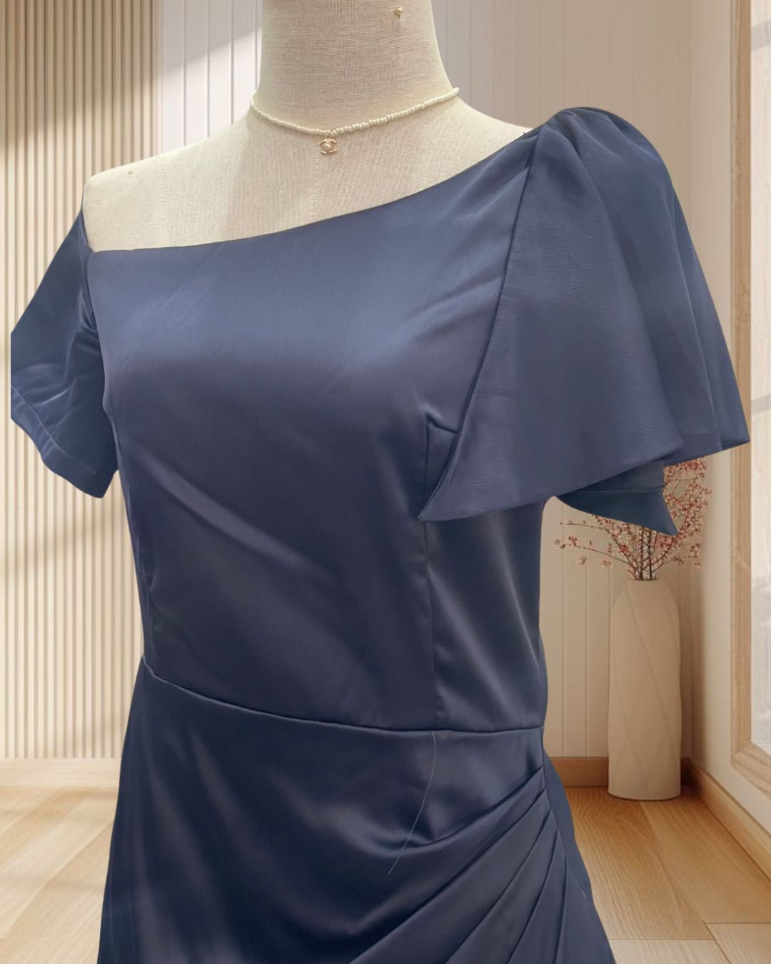 (PRE-LOVED) ราตรีสั้นสีกรม แขนสั้นแต่งผ้าริ้วที่ไหล่ ไซส์ M