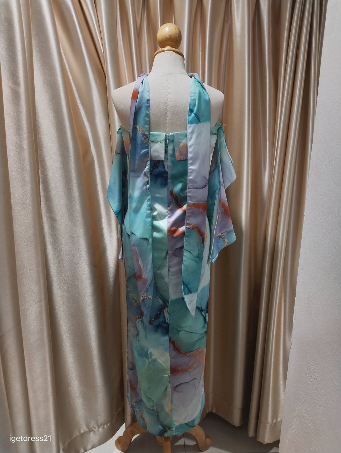 (Pre-Loved) ราตรียาวเกาะอกสีเขียวลายหินห่อน เกาะอกปาดไหล่แขนพริ้ว พร้อมผ้าพันคอ ไซส์ XL