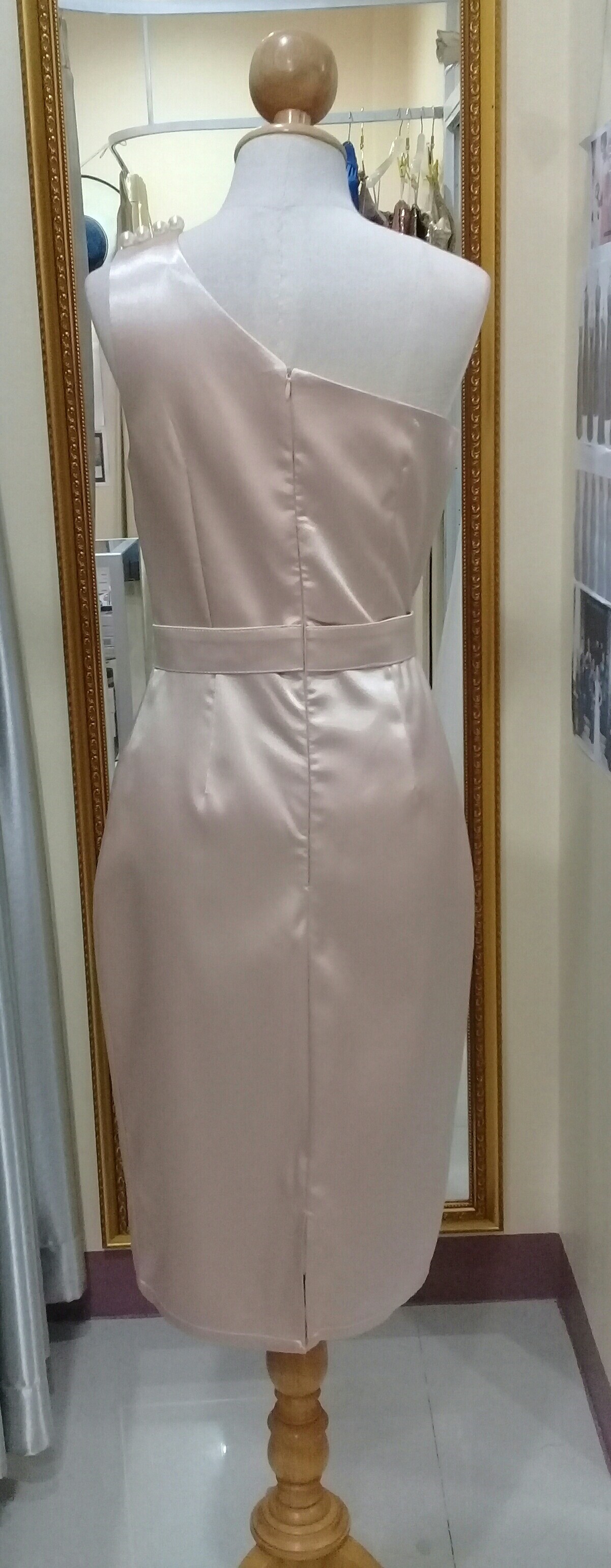 (PRE-LOVED) ชุดราตรีสั้นไหล่เบี่ยงข้างประดับมุกสีโอรส(S)