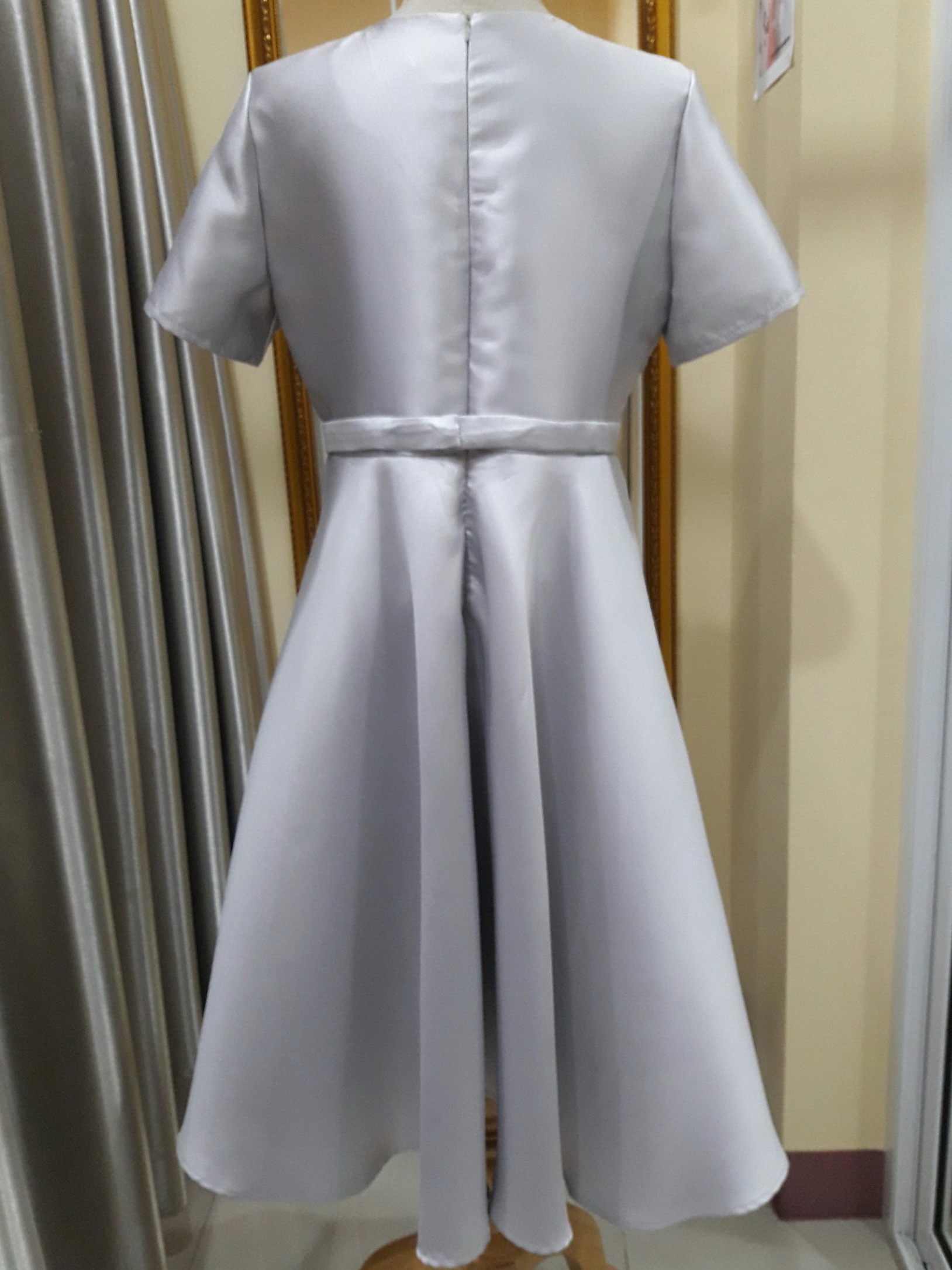 (PRE-LOVED) ชุดราตรีสั้นสีเทาคอวีมีแขนกระโปรงบาน+โบว์ (XL) มือ2