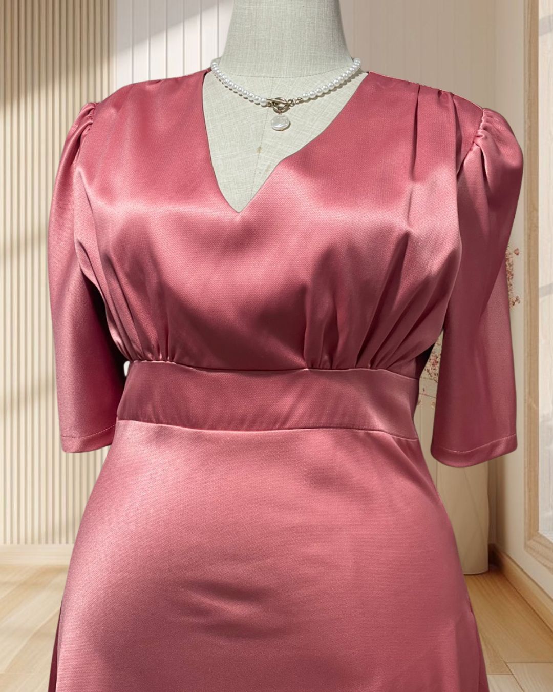 (PRE-LOVED) ราตรีสั้นสีชมพู มีแขนคอวี ผ้าเครป ไซส์ 2XL