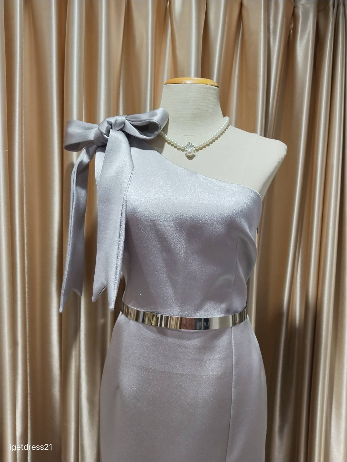 (PRE-LOVED) ชุดราตรีสั้นสีเทาบ่าโบว์1ข้าง (L)