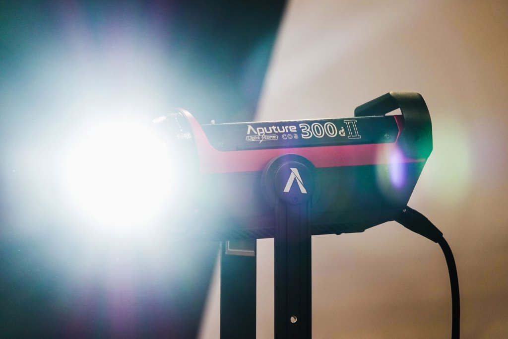 Aputure Light Storm C300d II Light Kit with V-Mount Battery Plate