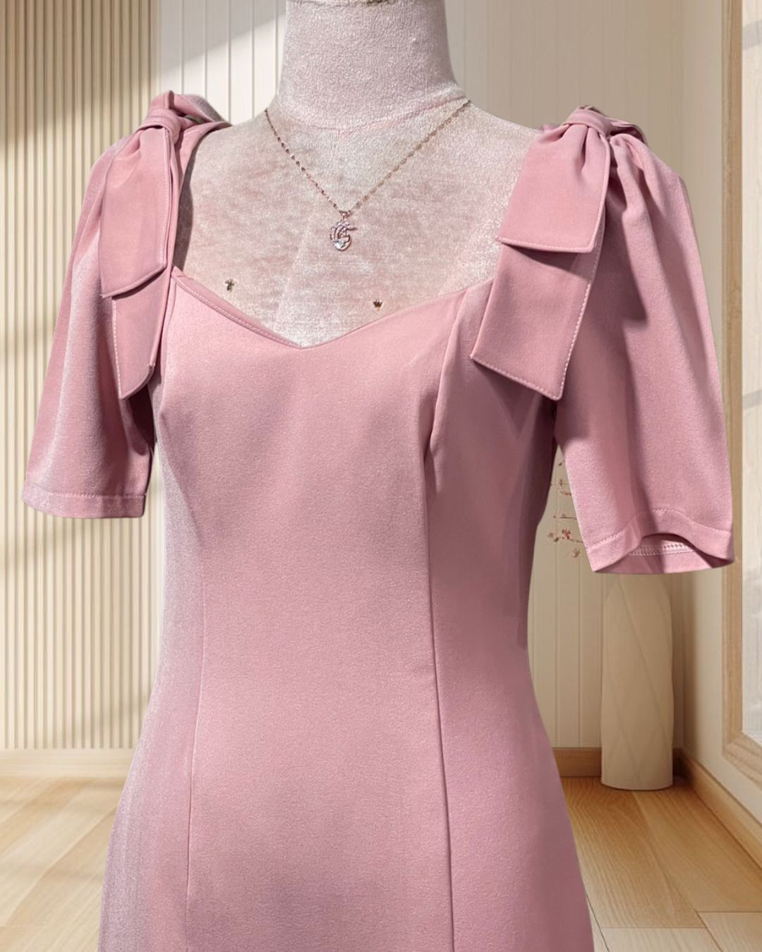 (PRE-LOVED) ราตรีสั้นสีชมพู แขนสั้นโบว์ไหล่2ข้างผ้าฮานาโกะ ไซส์ S