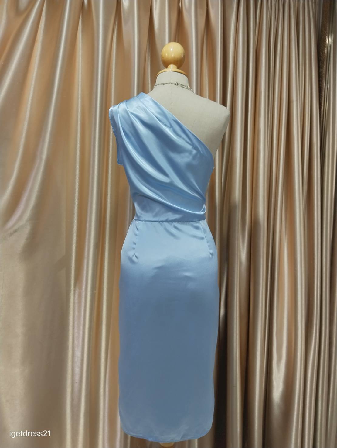 (PRE-LOVED) ชุดราตรีสั้นบ่าเฉียงสีฟ้า M