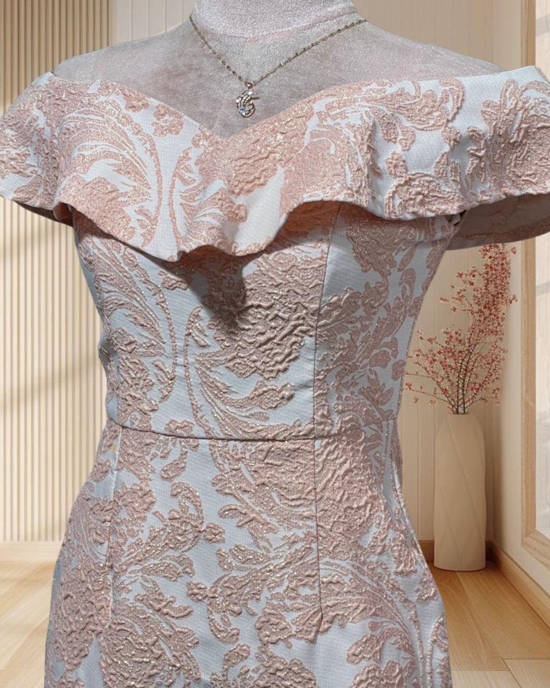 (PRE-LOVED) ราตรีสั้นไหล่ปาดลายดอกไม้เลื่อมสีโอรส(S)