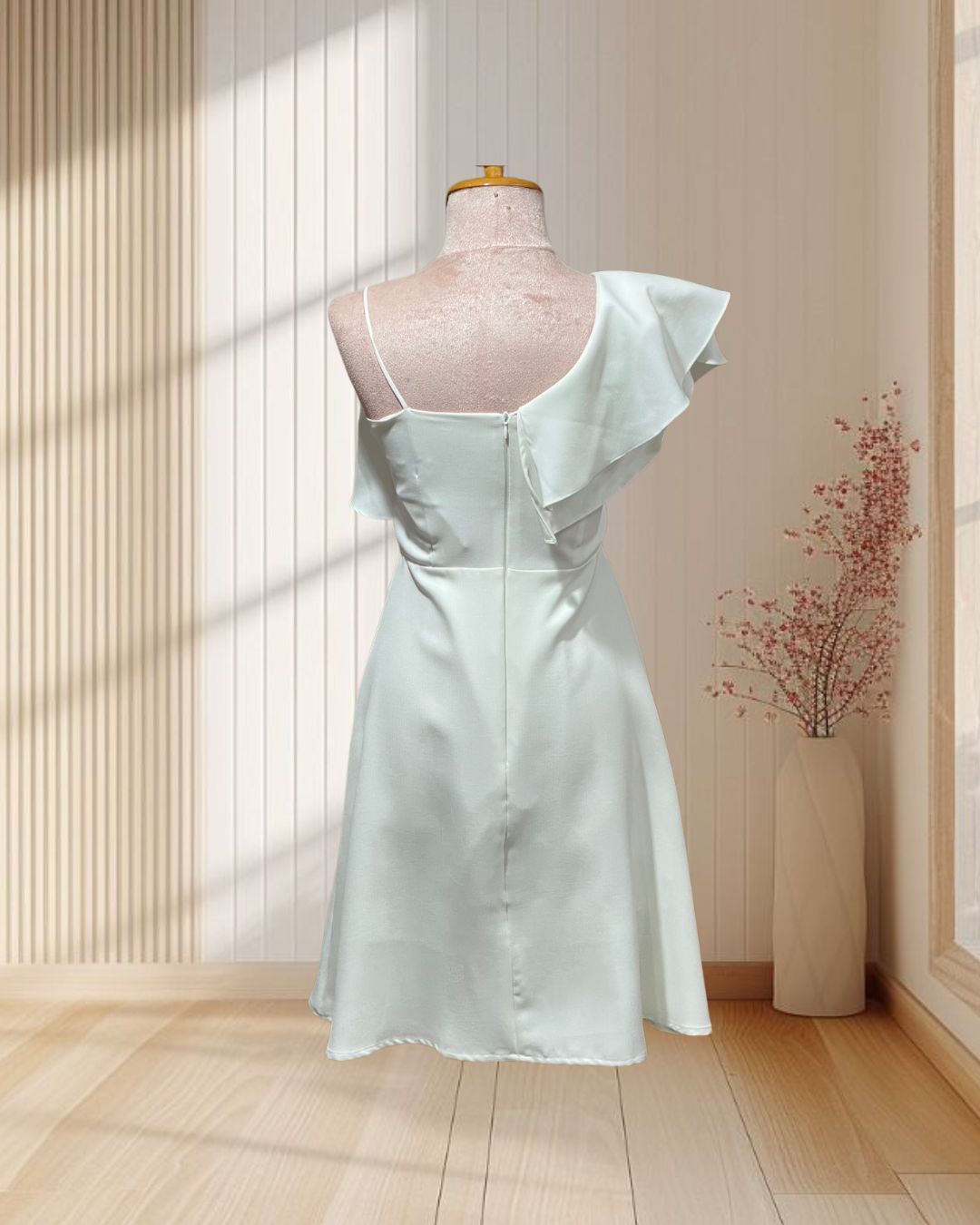 (PRE-LOVED) ราตรีสั้นสีขาว บ่าเฉียงระบาย กระโปรงบาน ไซส์ S