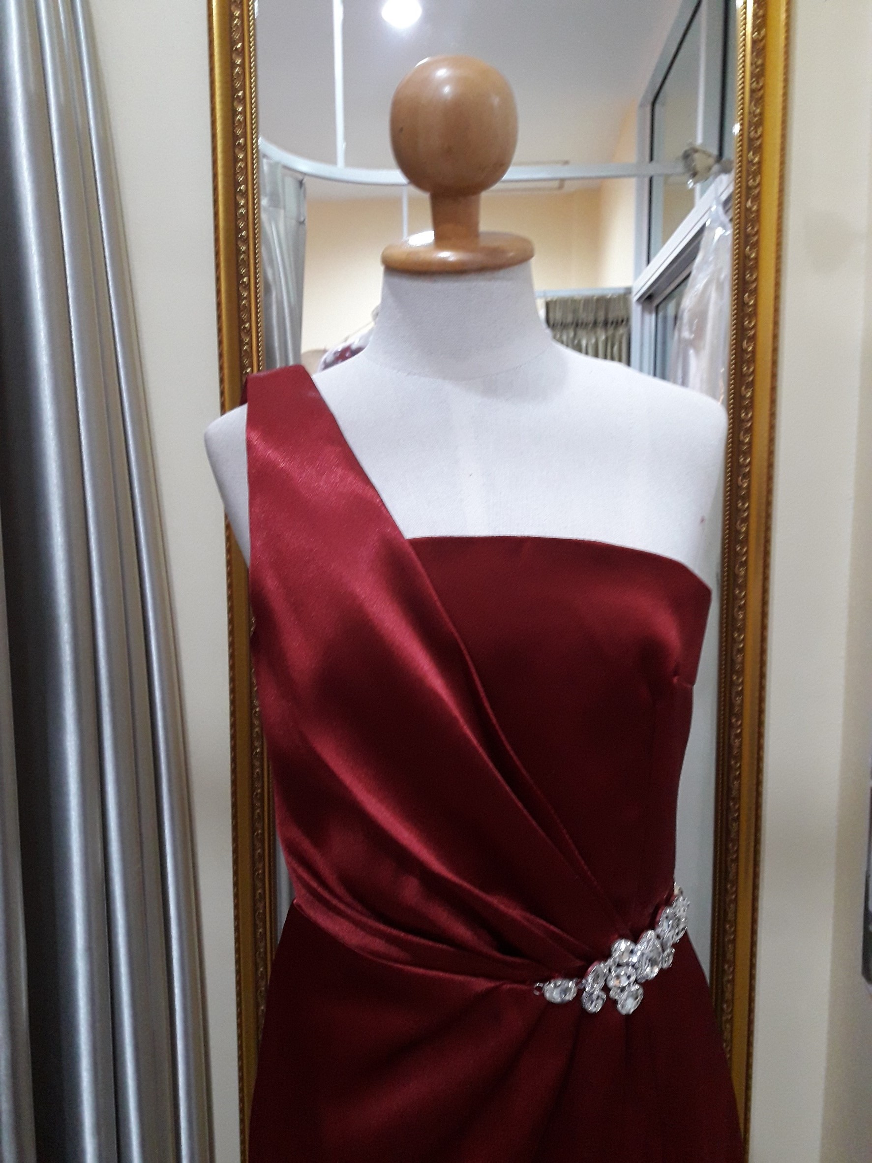 (PRE-LOVED) ราตรีสีแดงยาวบ่าเบี่ยงเดี่ยวเอวแต่งเพชร(S)