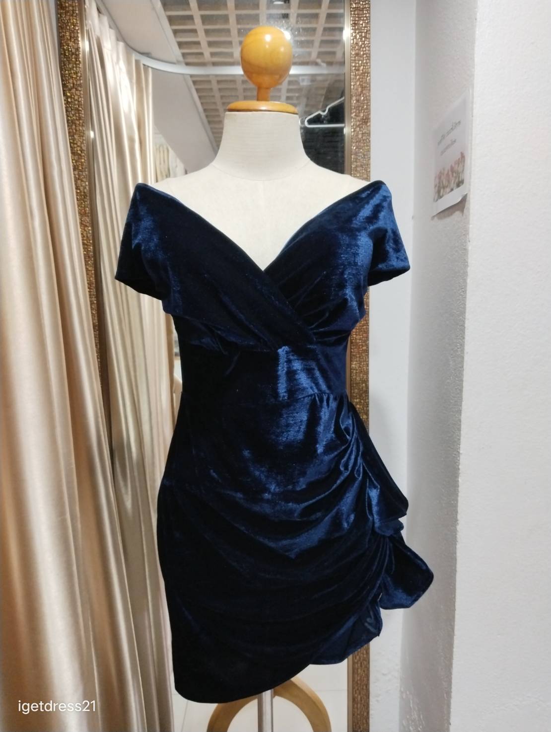 (PRE-LOVED) ราตรีสั้นสีกรมกำมะหยี่ปาดไหล่คอวี M มือ2