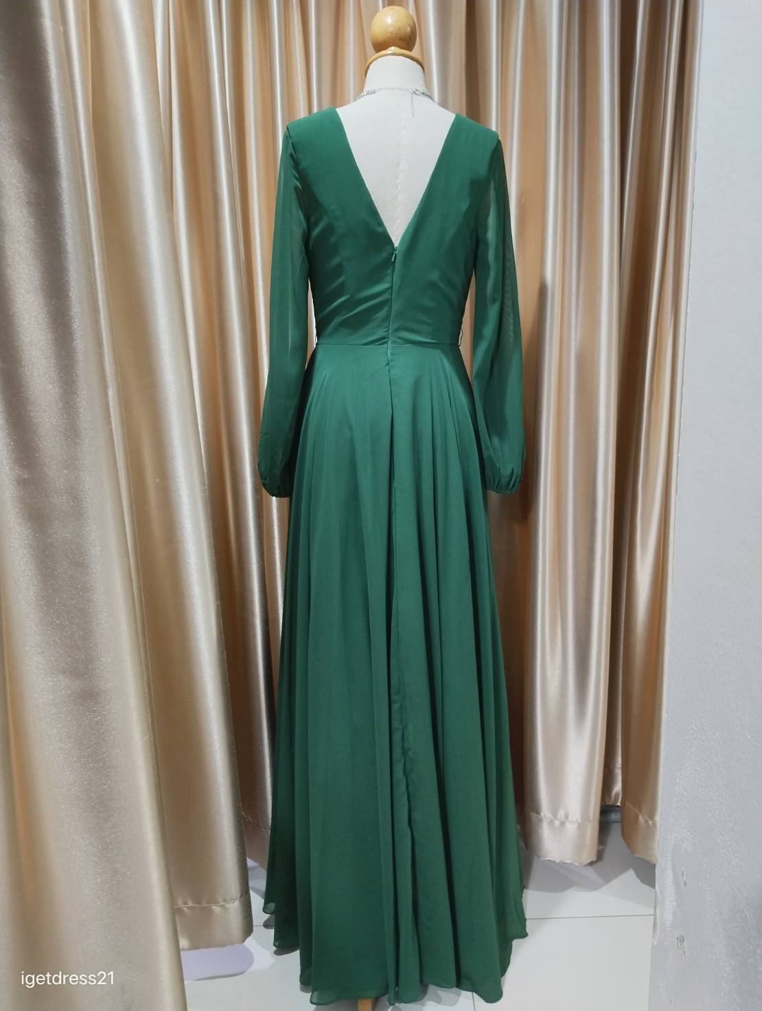 (PRE-LOVED) ชุดราตรียาวชีฟองเขียวแขนยาว M