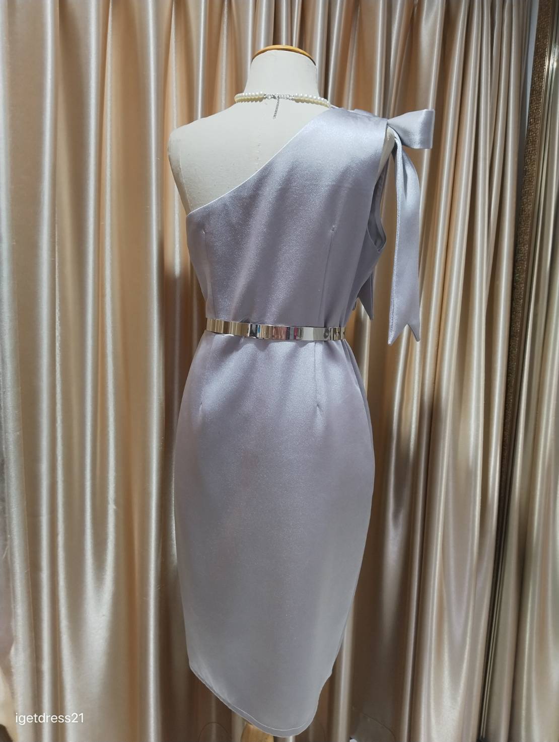 (PRE-LOVED) ชุดราตรีสั้นสีเทาบ่าโบว์1ข้าง (L)