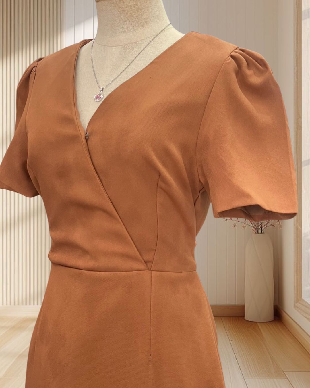 (PRE-LOVED) ราตรีสั้นสีน้ำตาลทอง ผูกโบว์ด้านหลัง แต่งจีบกระโปรง 1 ด้าน ไซส์ M