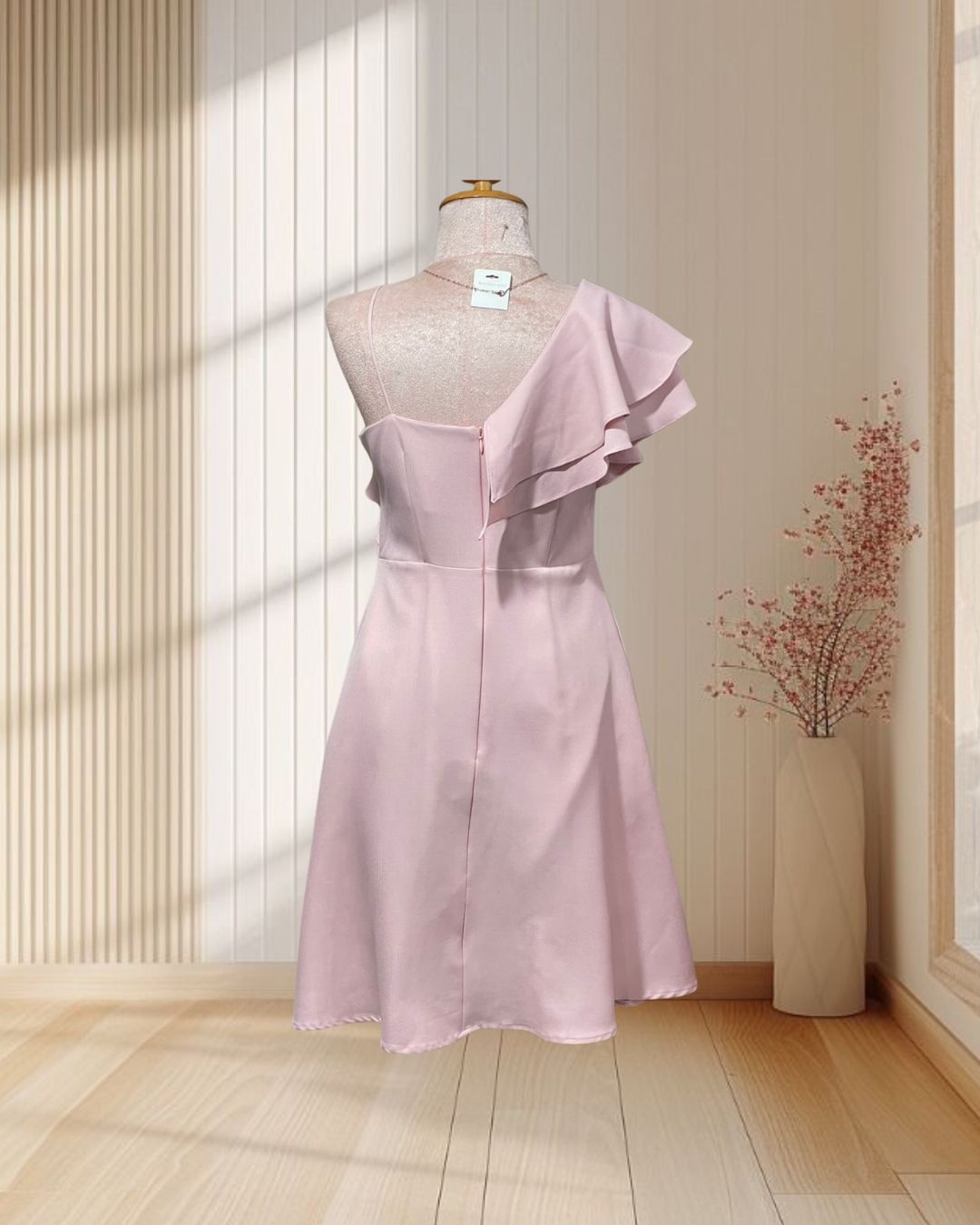 (PRE-LOVED) ราตรีสั้นสีชมพู บ่าเฉียง แขนระบาย กระโปรงบาน ไซส์ M