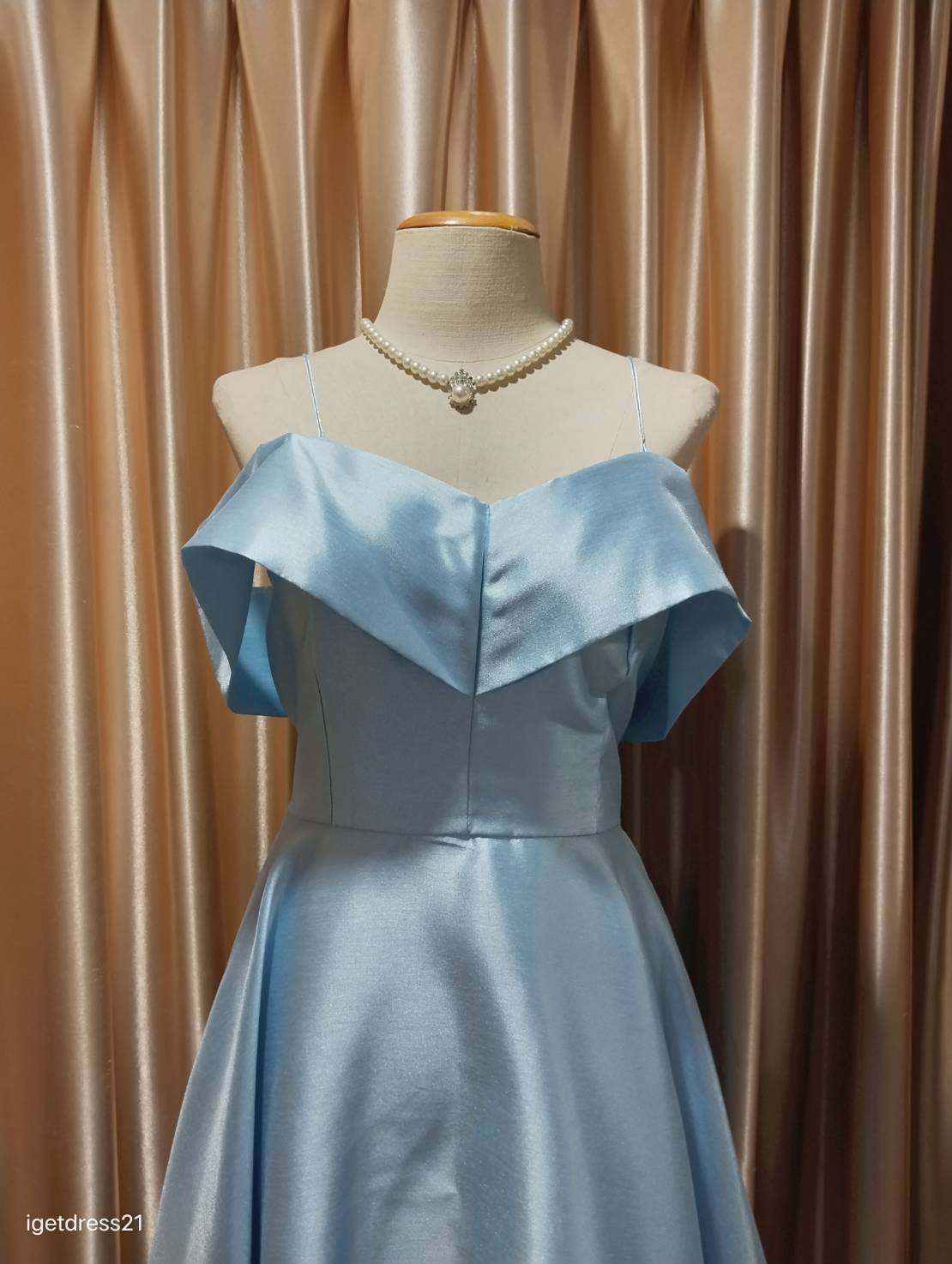 (PRE-LOVED) ชุดราตรีสั้นสีฟ้าสายเดี่ยวปาดไหล่กระโปรงบาน (M) มือ2