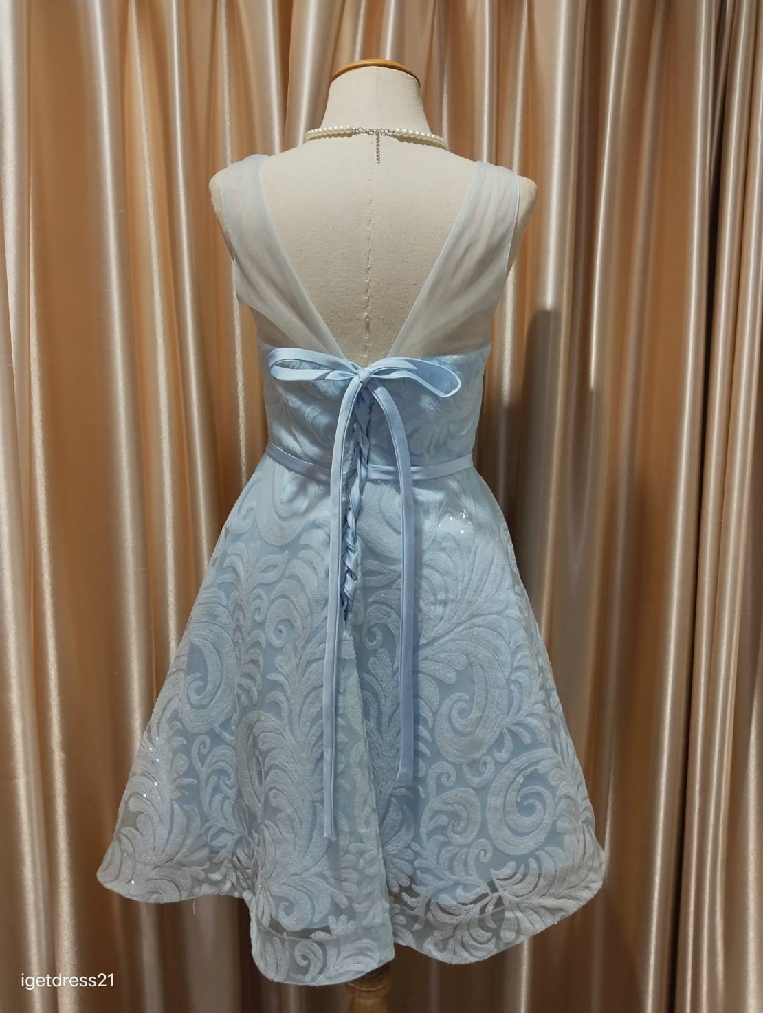 (PRE-LOVED) ชุดราตรีสั้นสีฟ้าปักลายทั้งตัวมุ้งกระโปรงบานสานหลัง(M) มือ2