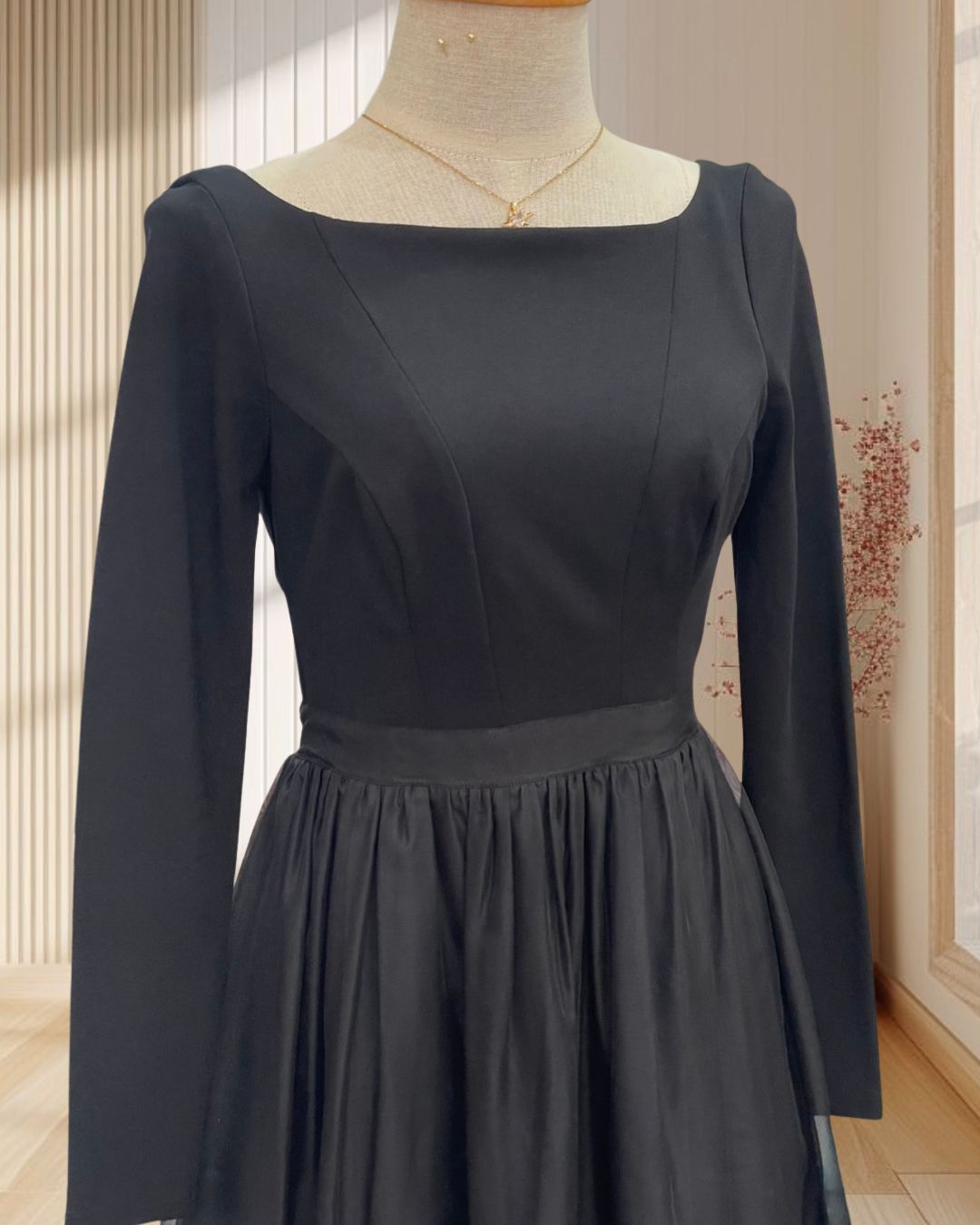 เดรสสั้นสีดำ มีแขน กระโปรงผ้ามุ้ง ไซส์ S