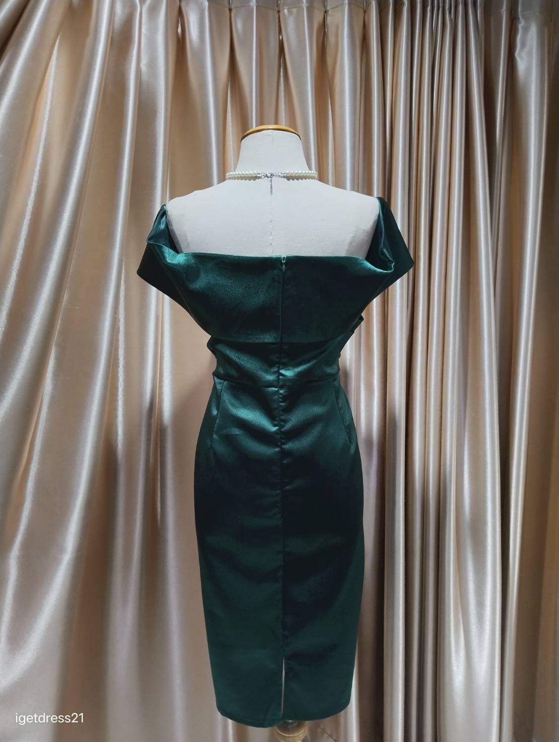 (PRE-LOVED) ราตรีสั้นผ้าเงาปาดไหล่สีเขียวเข้ม (3XL) มือ2