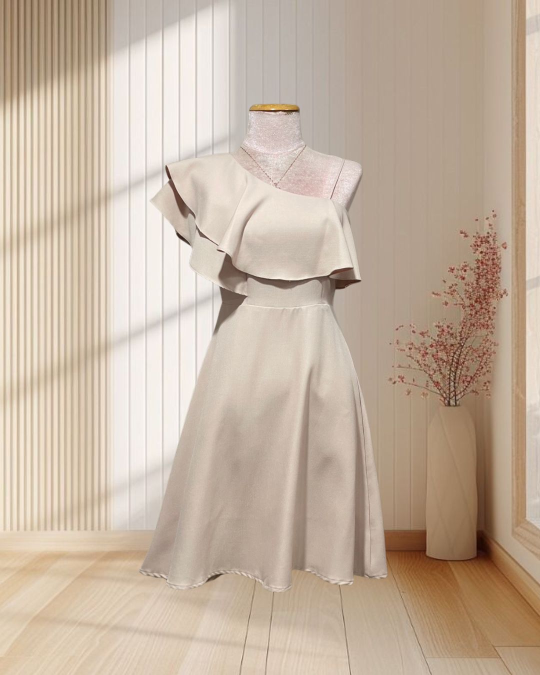 (PRE-LOVED) ราตรีสั้นสีครีม บ่าเฉียงระบายกระโปรงบาน ไซส์ S