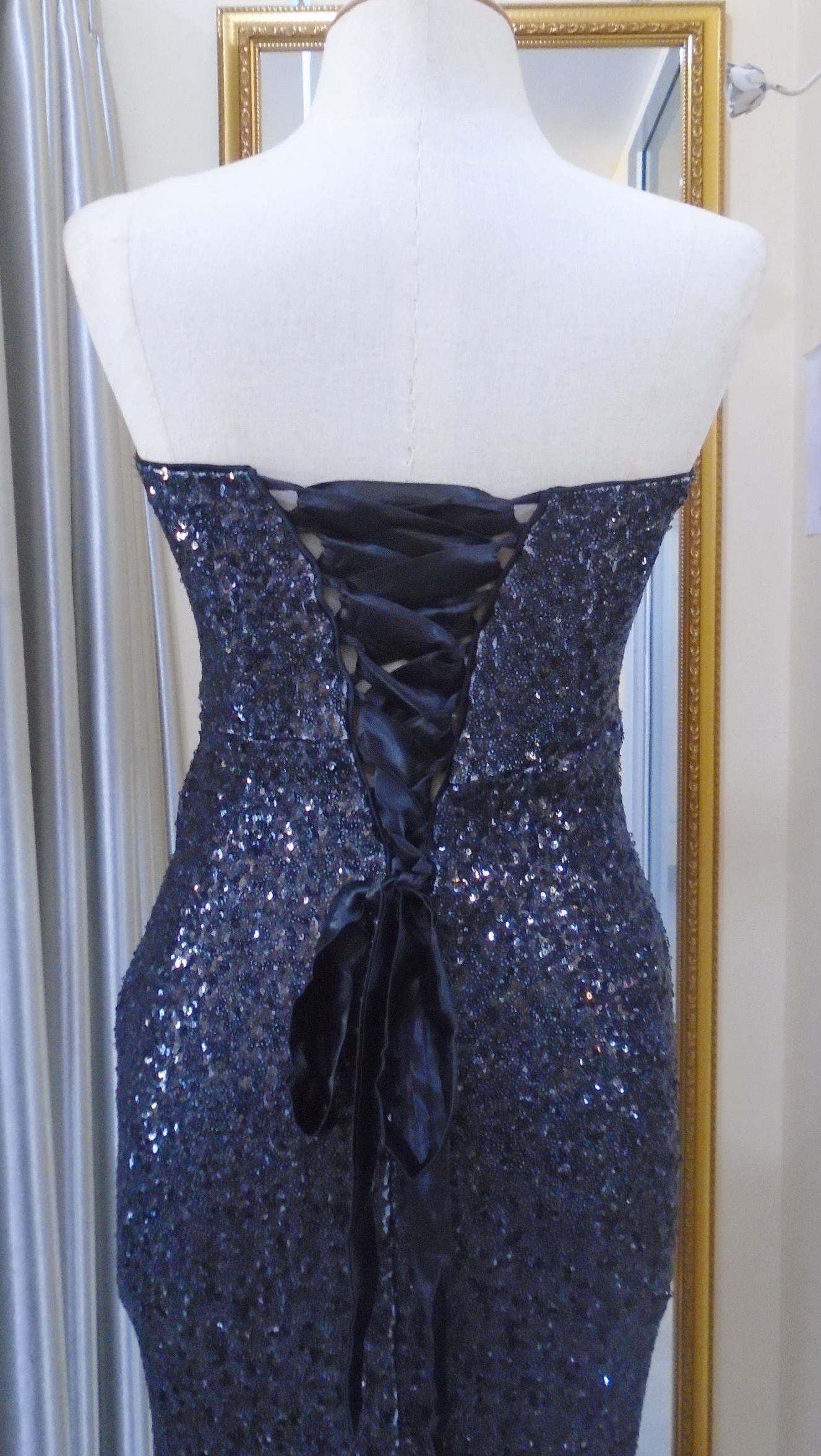 (PRE-LOVED) ราตรียาวสีดำปักเลี่ยมสานหลังเลื่อมชายเหลือง(ฟรีไซส์) มือ2