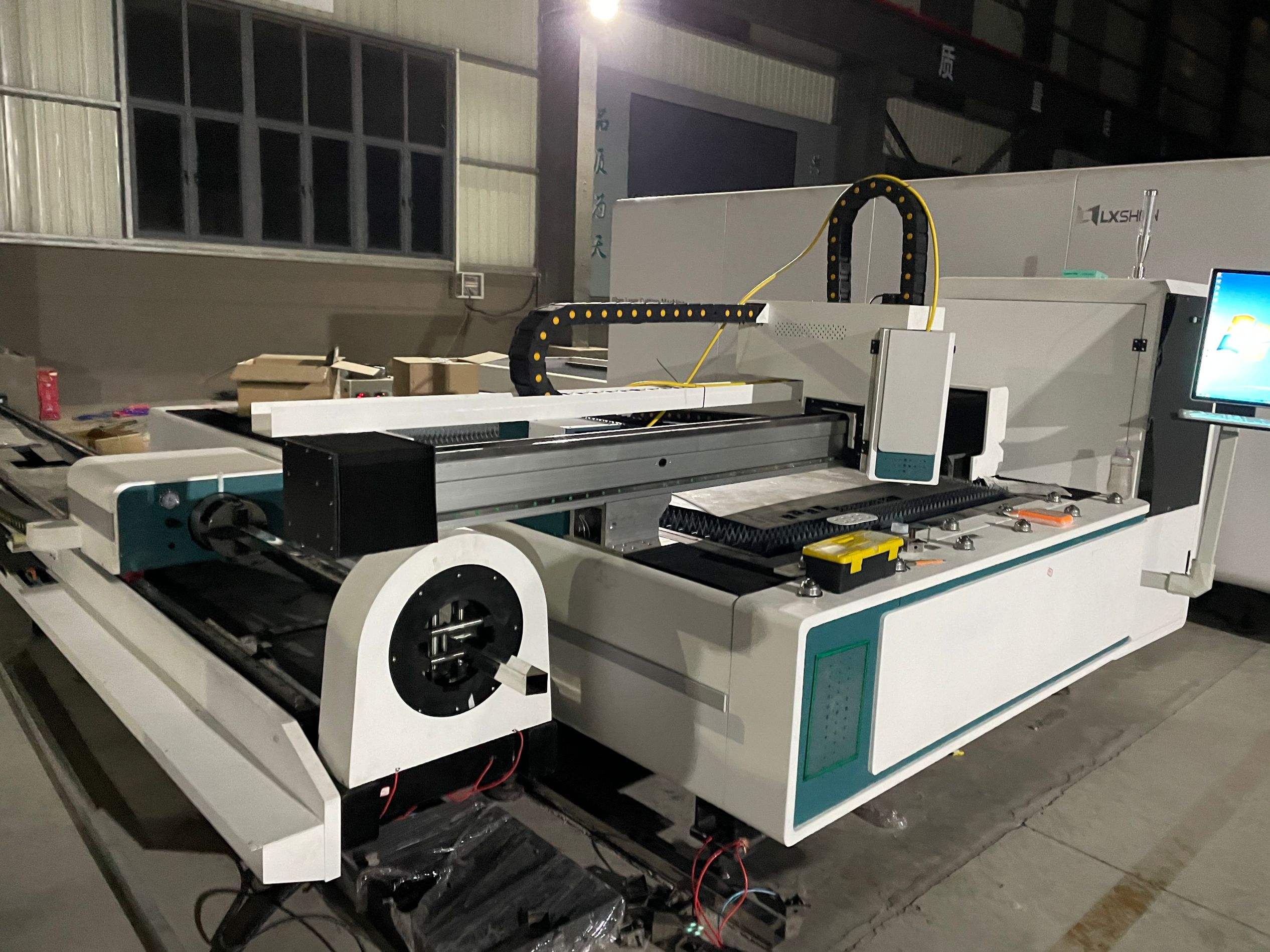 เครื่องตัดเลเซอร์ซีเอ็นซีไฟเบอร์ออฟติกส์ 4 แกน ตัดท่อได้ MFA1530 2000W Fiber Optic CNC Laser plate and tube cutting