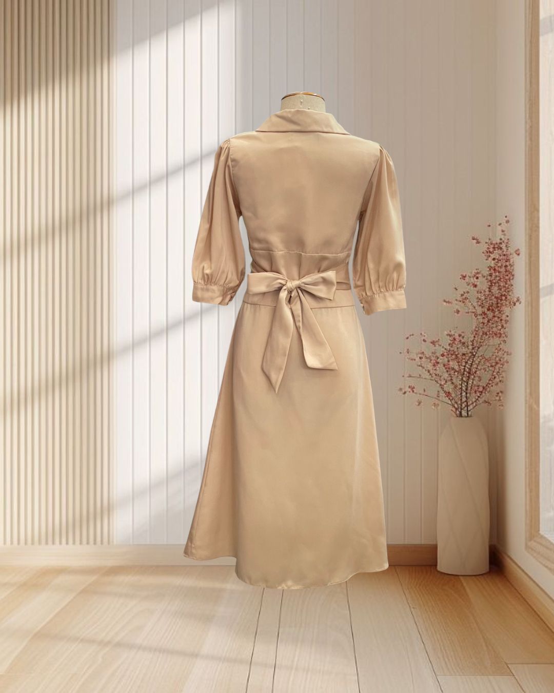 (PRE-LOVED) เดรสสั้นสีครีมทอง กระดุมหน้า + ผ้าผูกเอว ไซส์ M