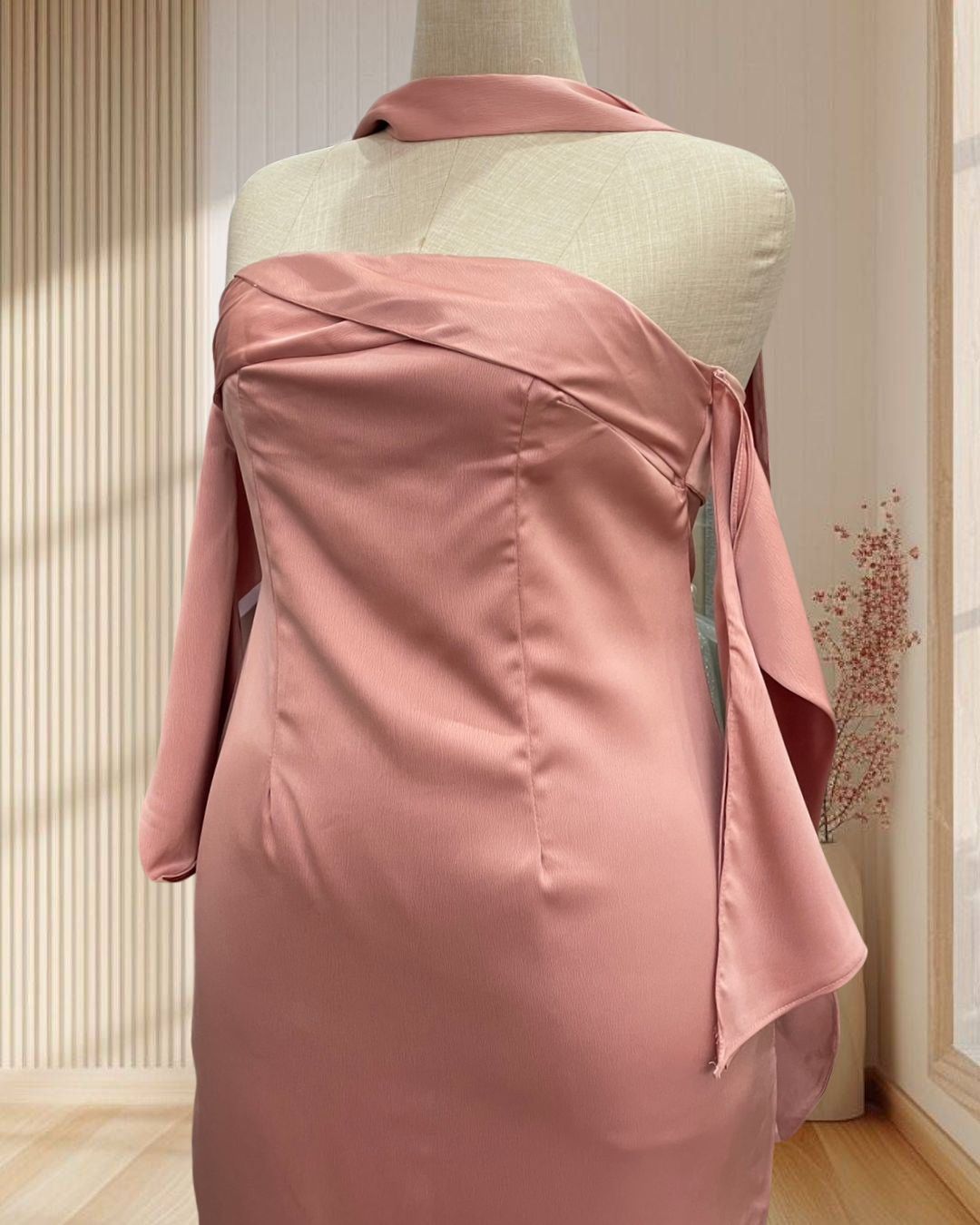 (PRE_LOVED) ราตรียาว สีชมพู ปาดไหล่ มีแขน พร้อมผ้าพันคอ ไซส์ 2XL