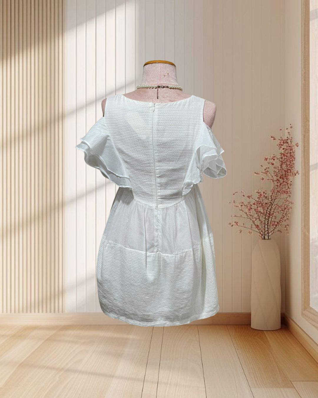 (PRE-LOVED) เดรสสั้นสีขาวครีม แขนกุด อกระบาย กระโปรงผ้าชีฟอง ไซส์ M