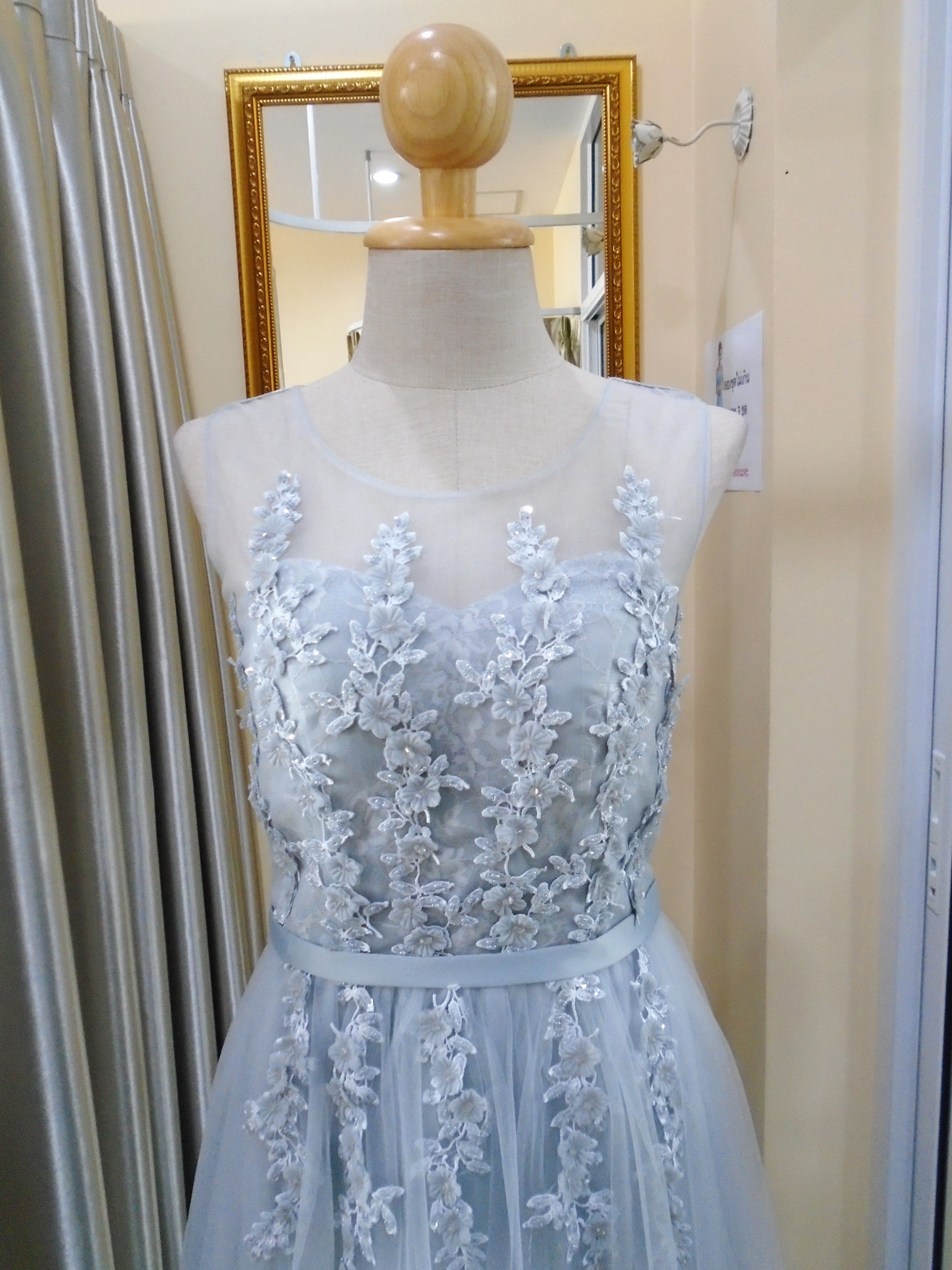 (PRE-LOVED) เทา ยาว มุ้ง ปักดอกไม้ละเอียดยาว(ฟรีไซส์)