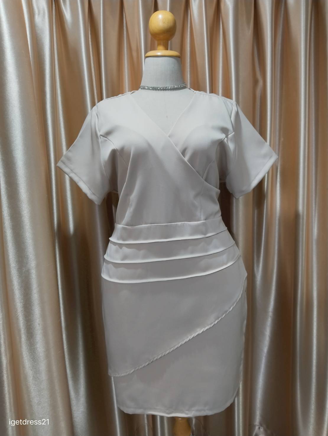 ชุดเดรสสั้นมีแขนคอวีตีเกล็ดหน้าสีครีม 2XL