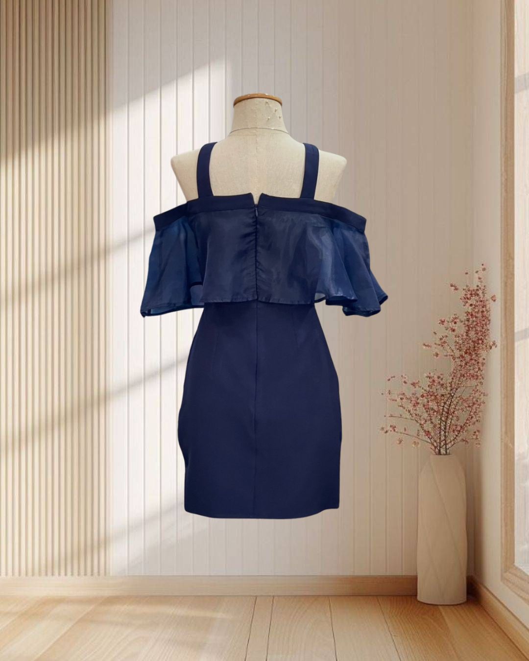 (PRE-LOVED) ราตรีสั้นสีกรม เปิดไหล่ ระบายผ้าแก้ว ไซส์ S