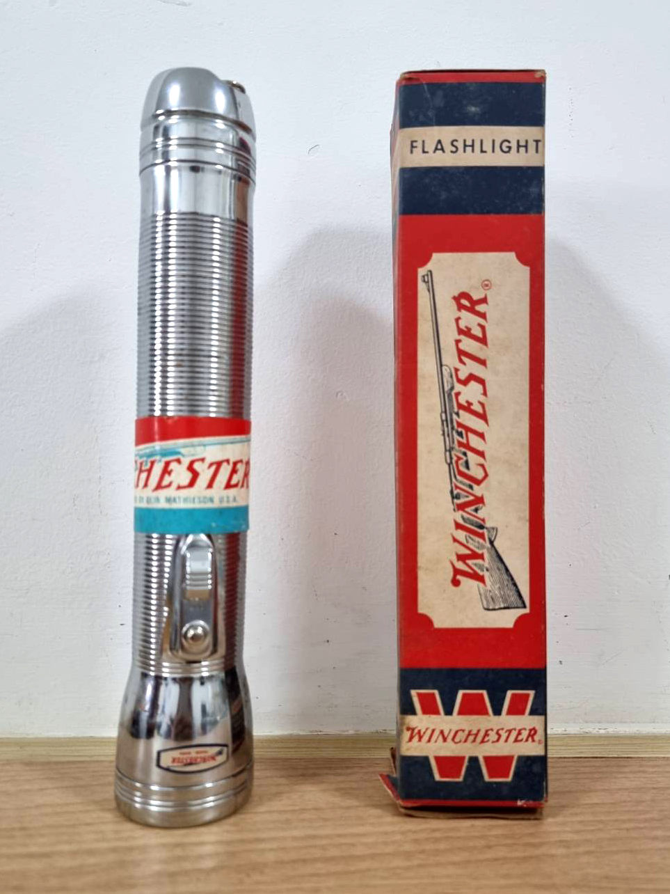 ไฟฉายโบราณ WINCHESTER No. A 3300 ขนาดถ่าน 3 ก้อน งานเก่าค้างสต๊อกไม่เคยผ่านการใช้ มีสนิมบางๆ ตามสภาพเก่าเก็บกล่องเดิม