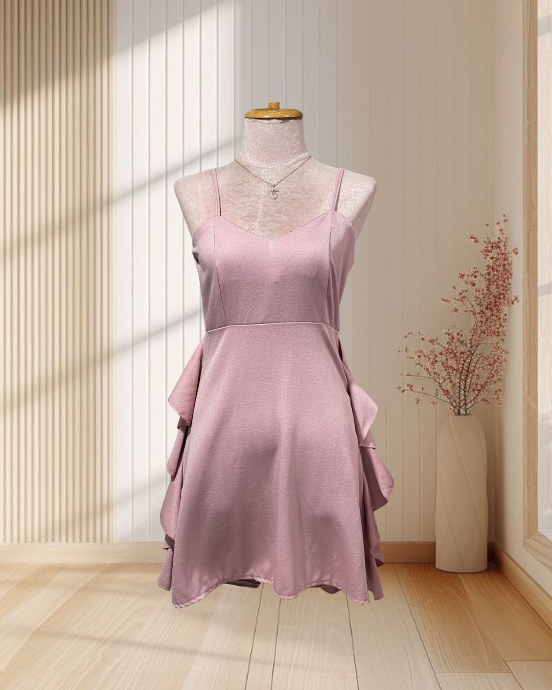 (PRE-LOVED) ราตรีสั้นสีชมพู สายเดี่ยวแต่งระบายด้านหลัง ไซส์ M