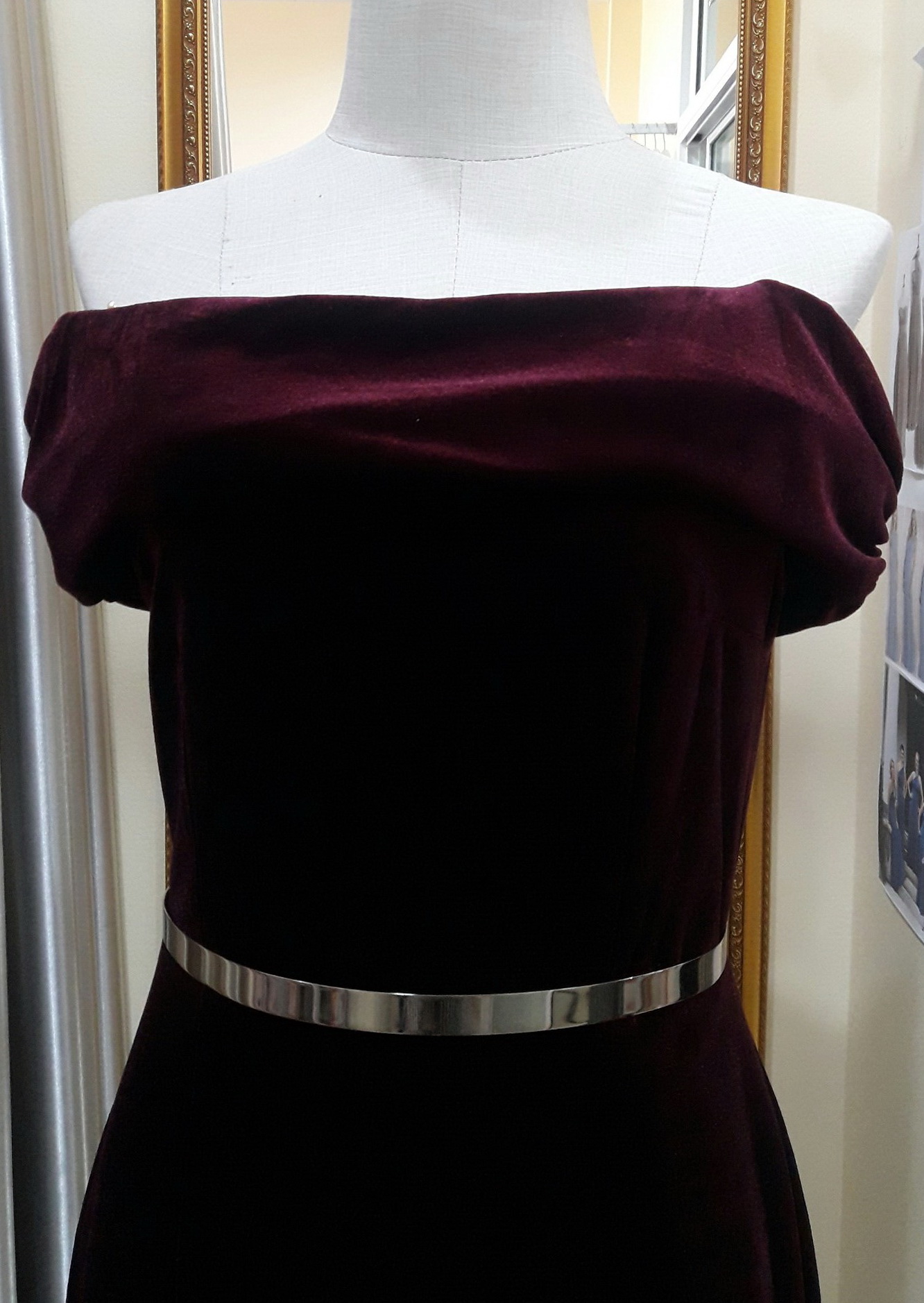 (PRE-LOVED) ชุดราตรีสั้นสีเเดงปาดไหล่ผ้ากำมะหยี่ (L)