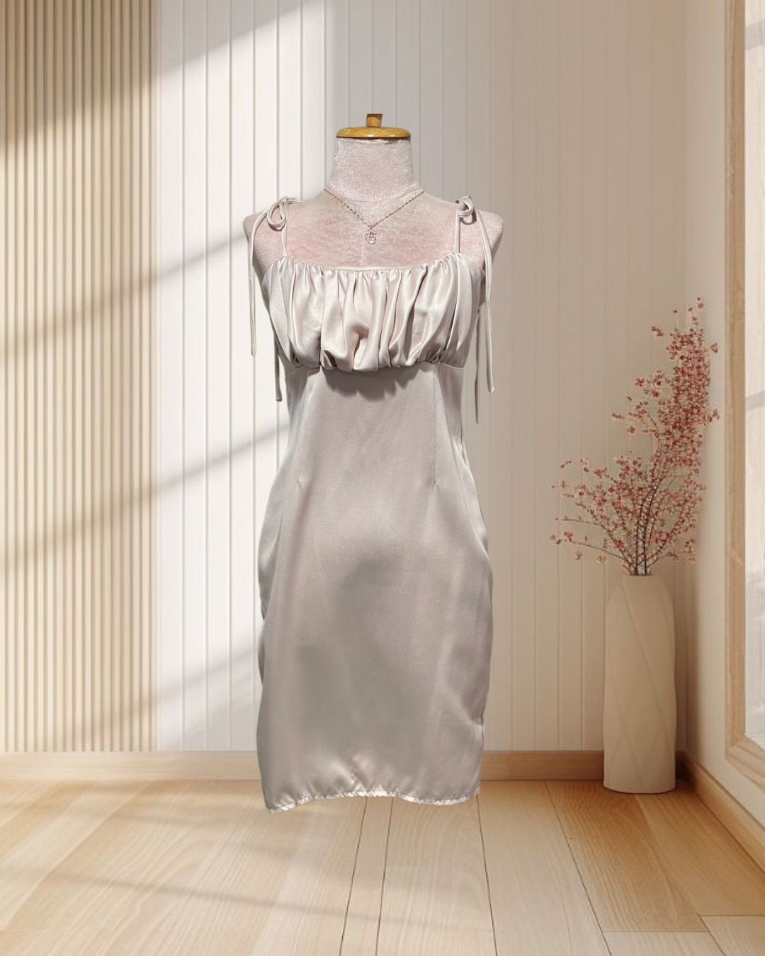 ราตรีสั้นสีครีม ผ้าเครป สายเดี่ยวผูกโบว์ อกริ้วย่น ไซส์ s